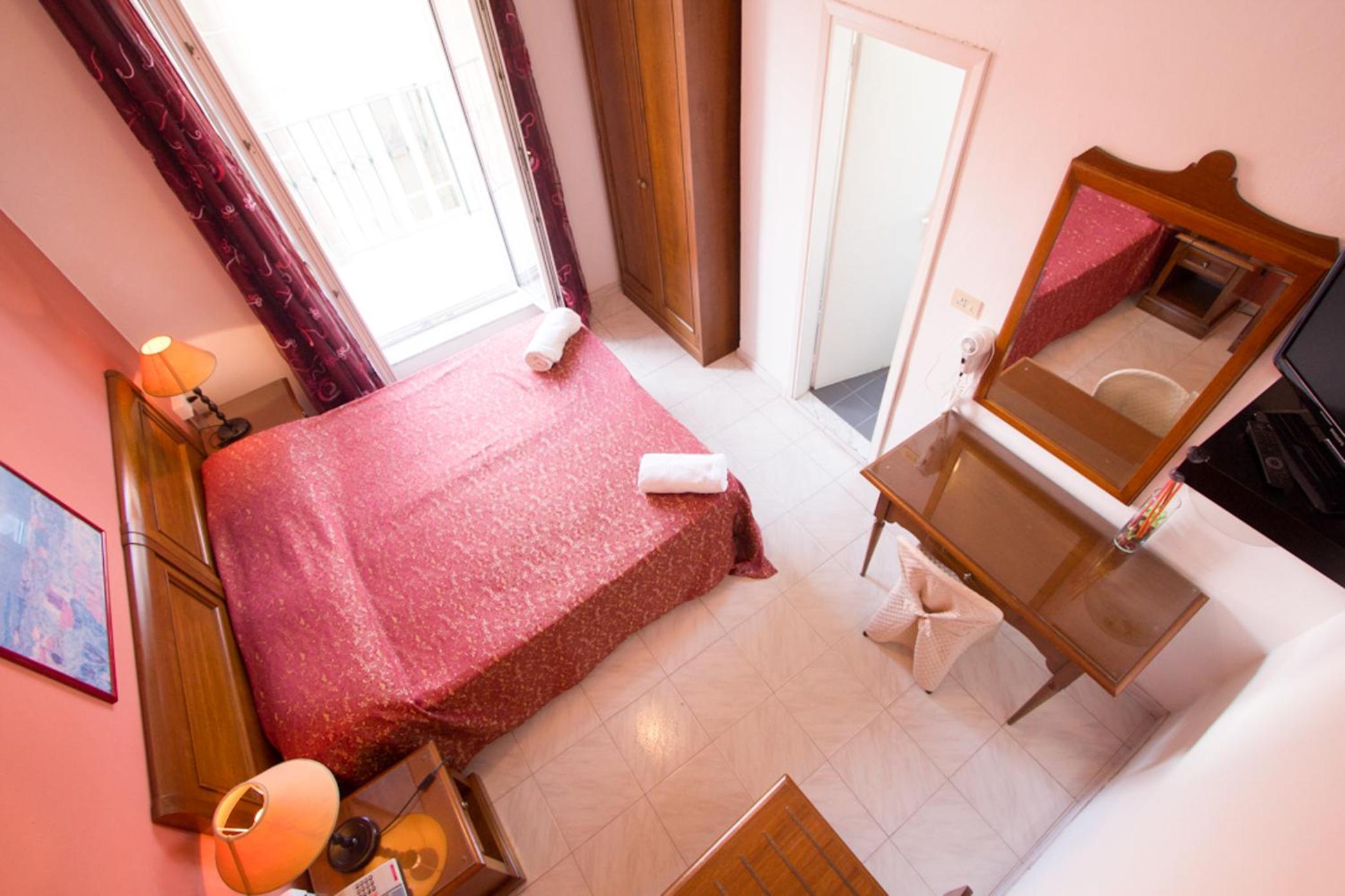 Standard Double or Twin Room - Photo 6