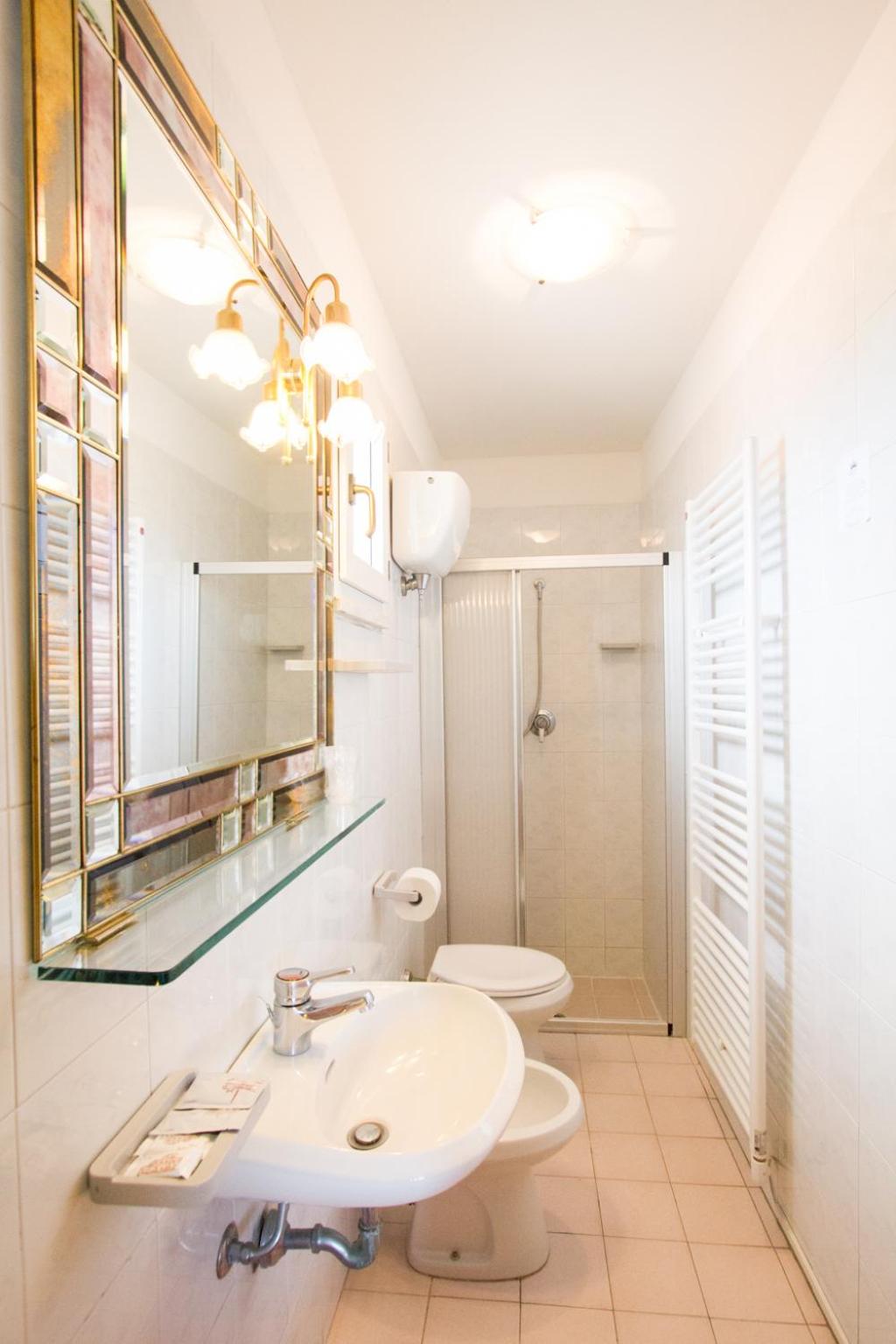 Quadruple Room with Balcony and Partial Sea View - Photo 4