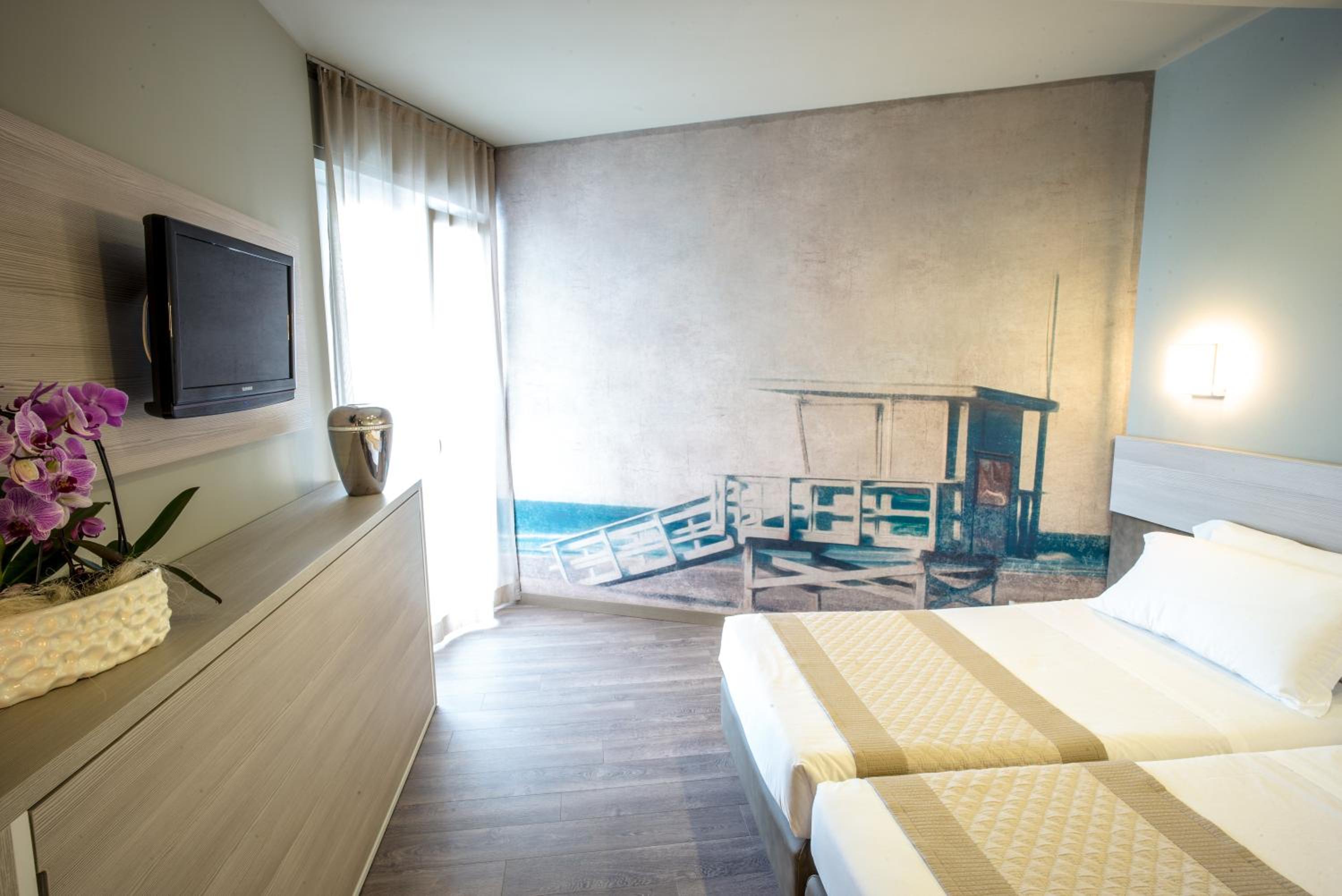 Deluxe Double Room with Lateral Sea View photo 3