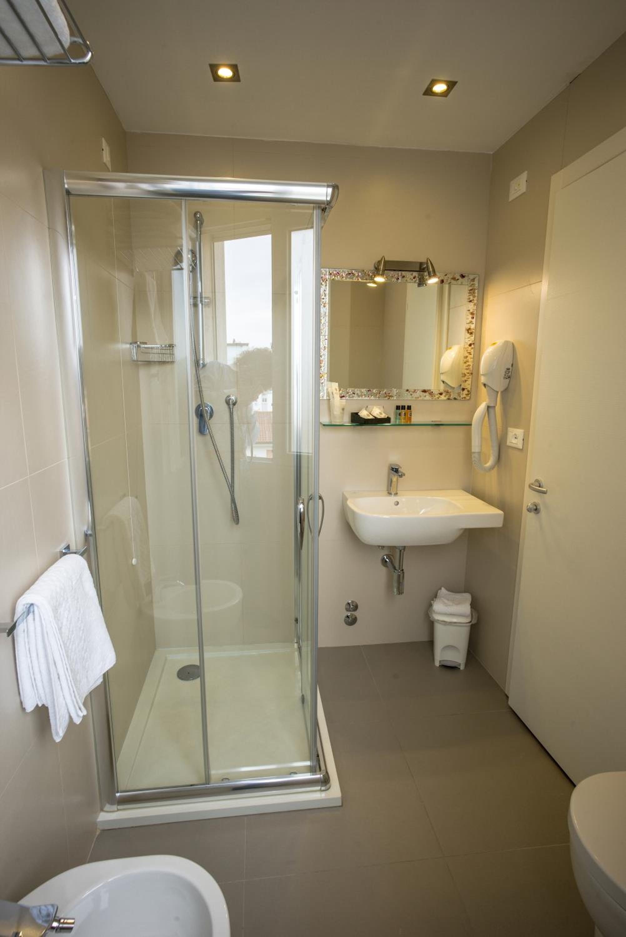 Deluxe Triple Room with Lateral Sea View photo 3