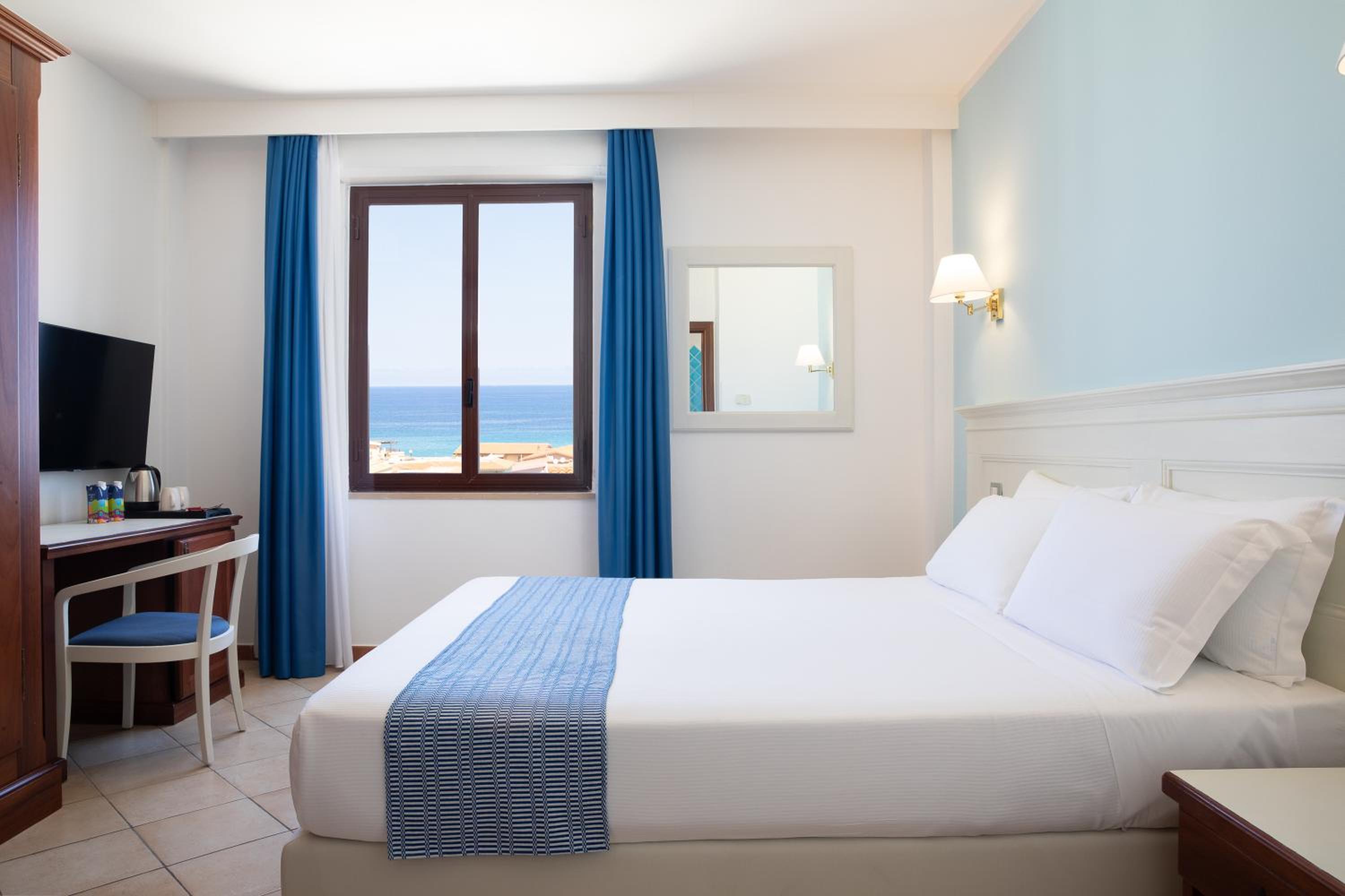 Comfort Queen Room with Sea View