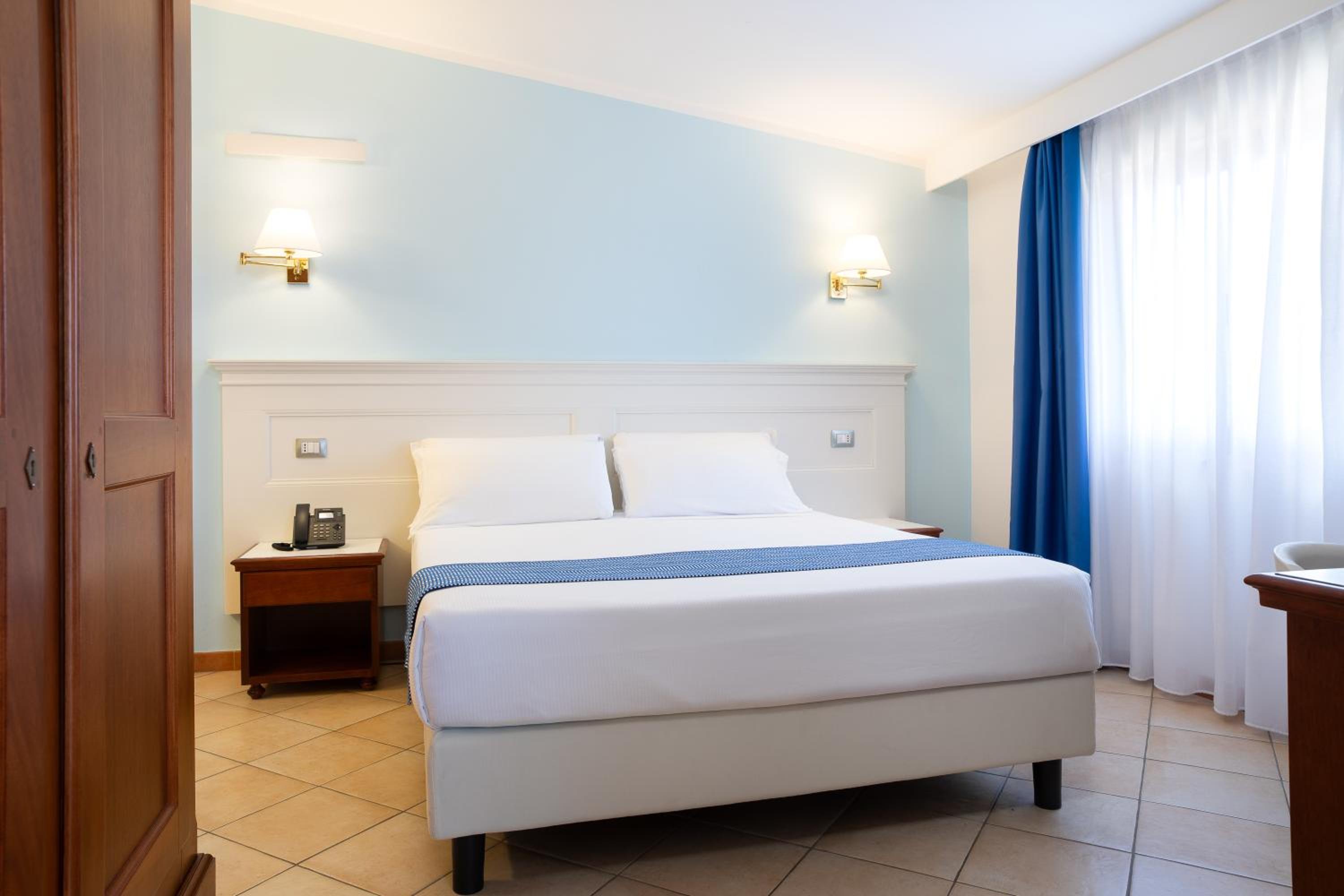 One-Bedroom Junior Queen Suite with Sofa Bed and Sea View - Photo 4
