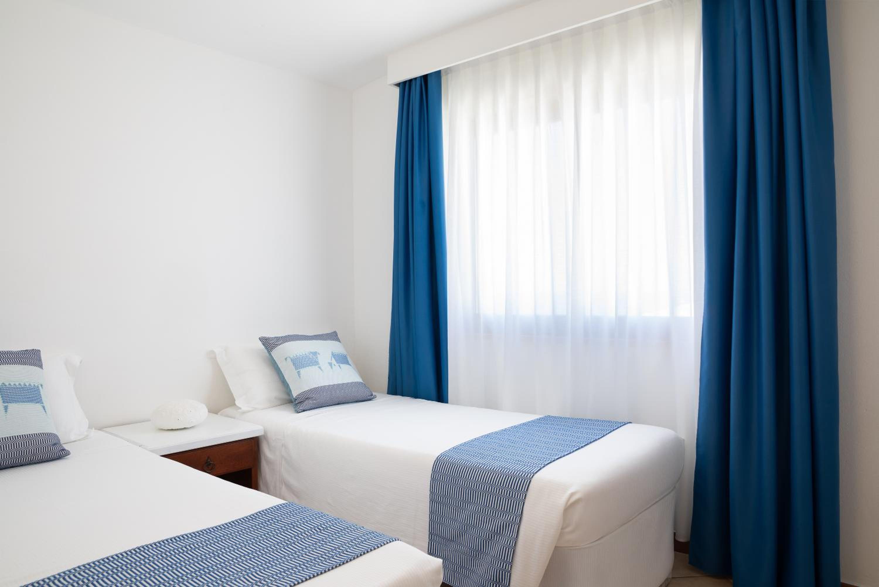 One-Bedroom Junior Queen Suite with Sofa Bed and Sea View - Photo 3