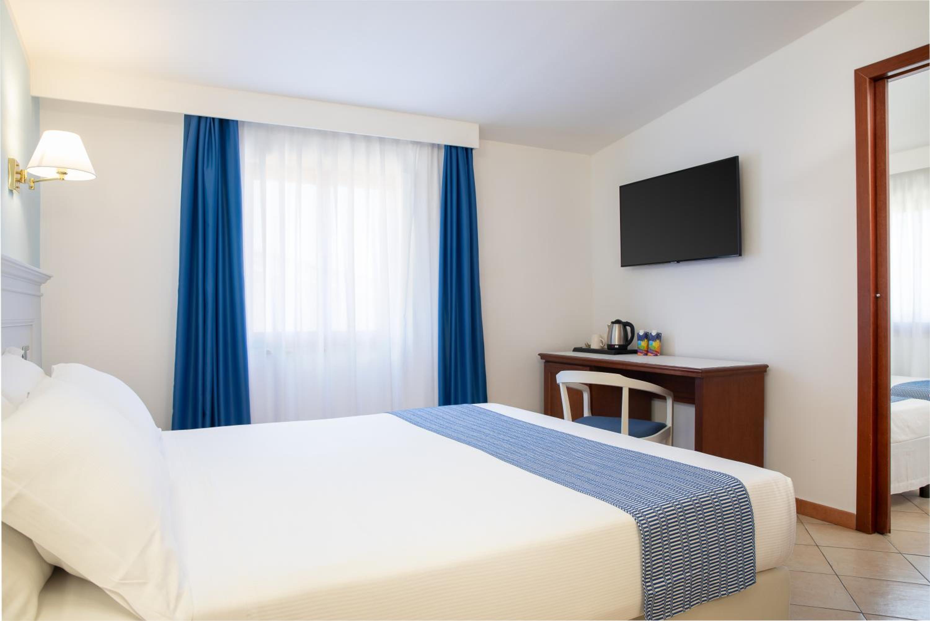 One-Bedroom Junior Queen Suite with Sofa Bed and Sea View - Photo 2