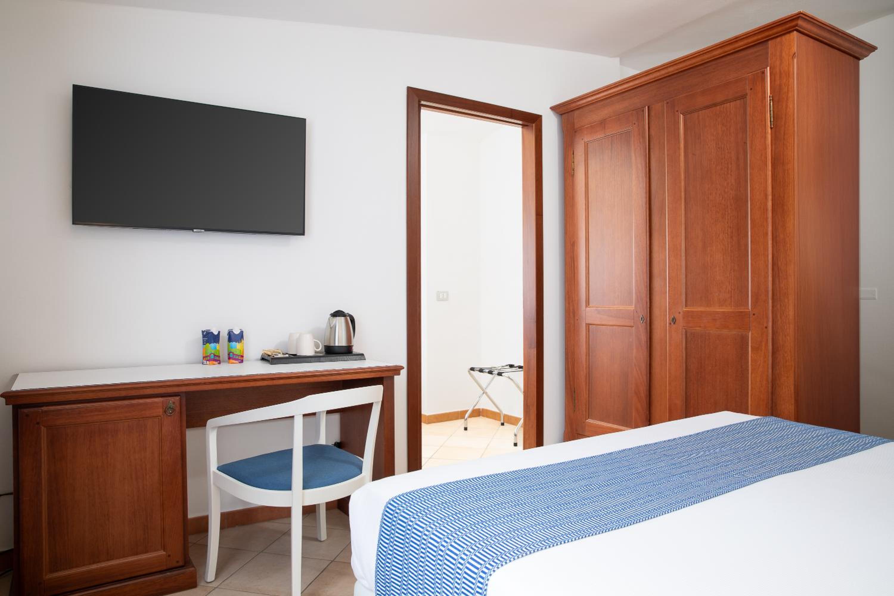 One-Bedroom Junior Queen Suite with Sofa Bed and Sea View - Photo 1