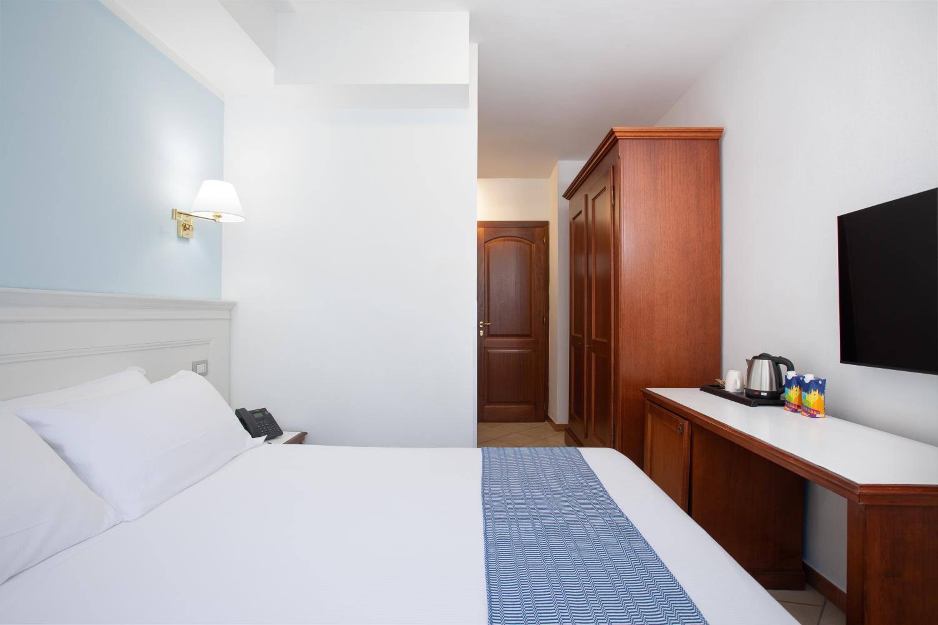 Economy Queen Room - Photo 2