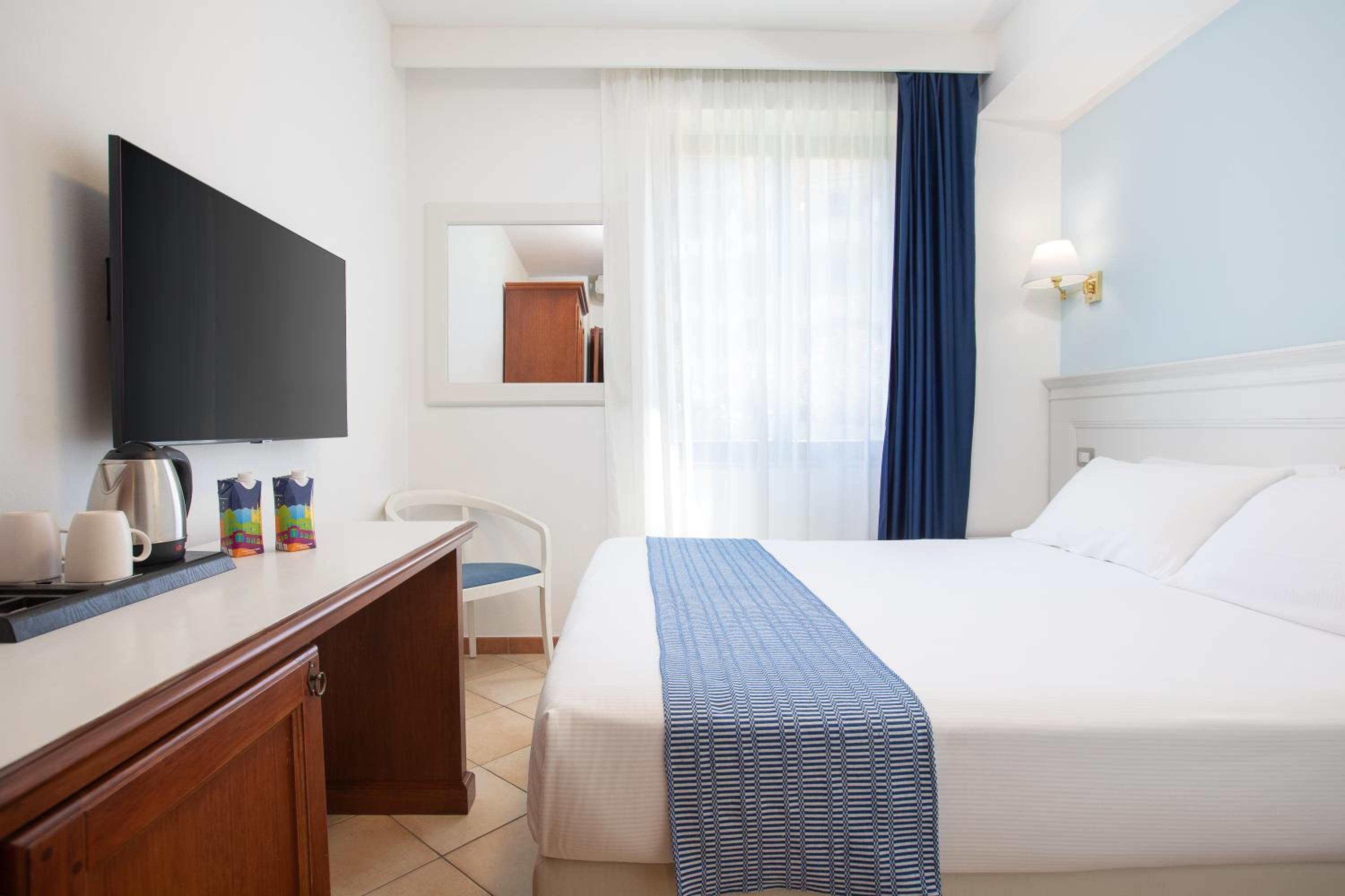 Economy Queen Room - Photo 1