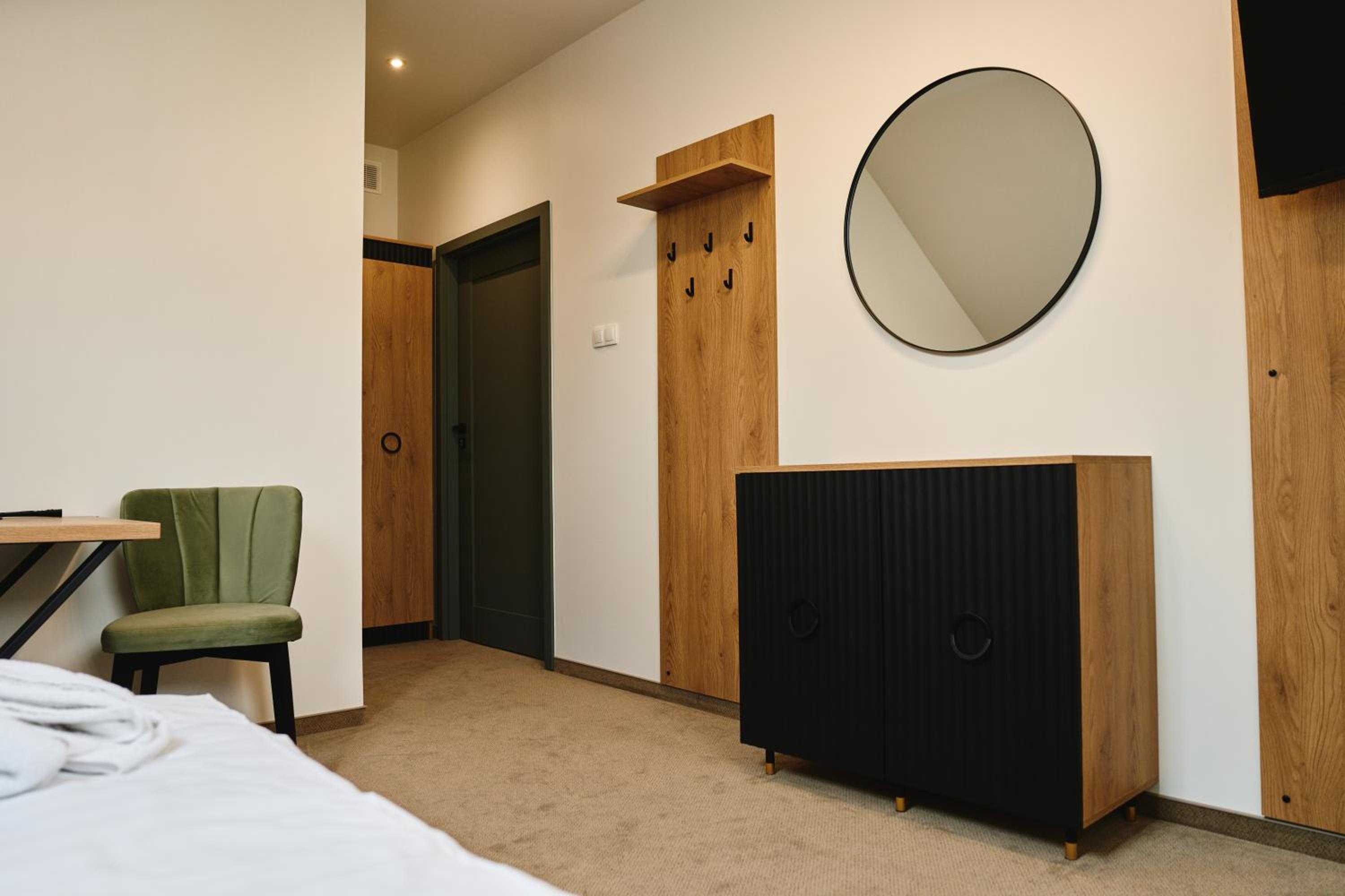Large Double Room - Photo 3