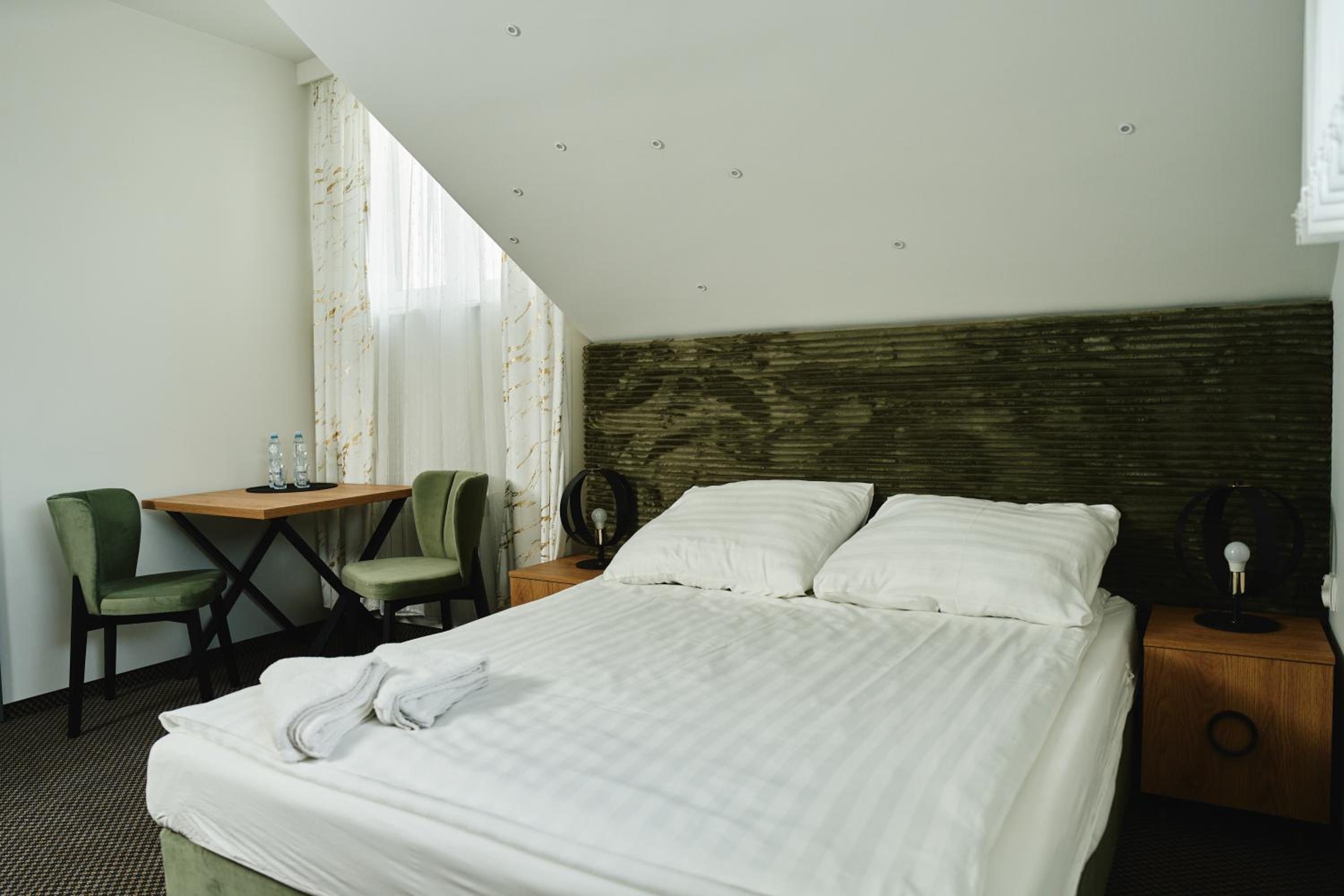 Large Double Room - Photo 6