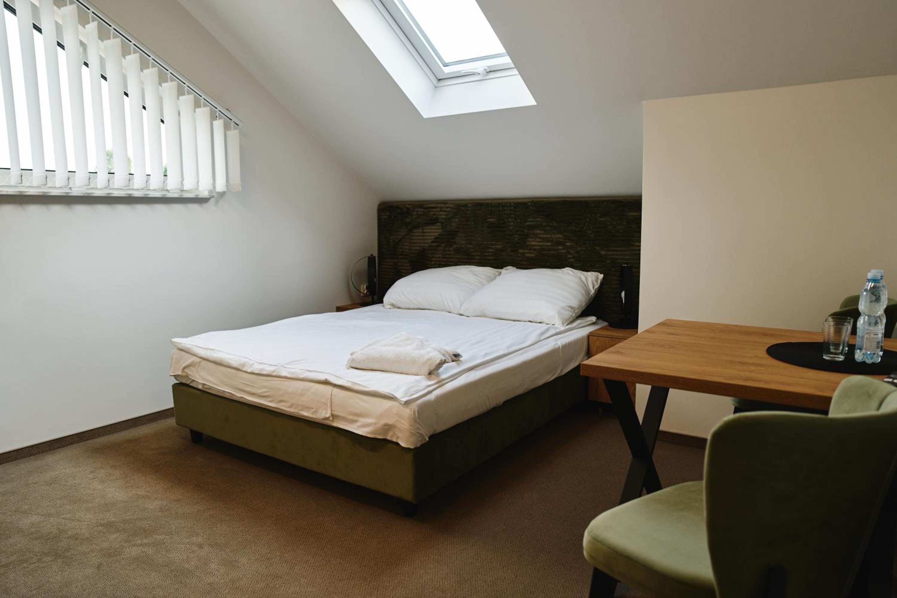 Large Double Room - Photo 11