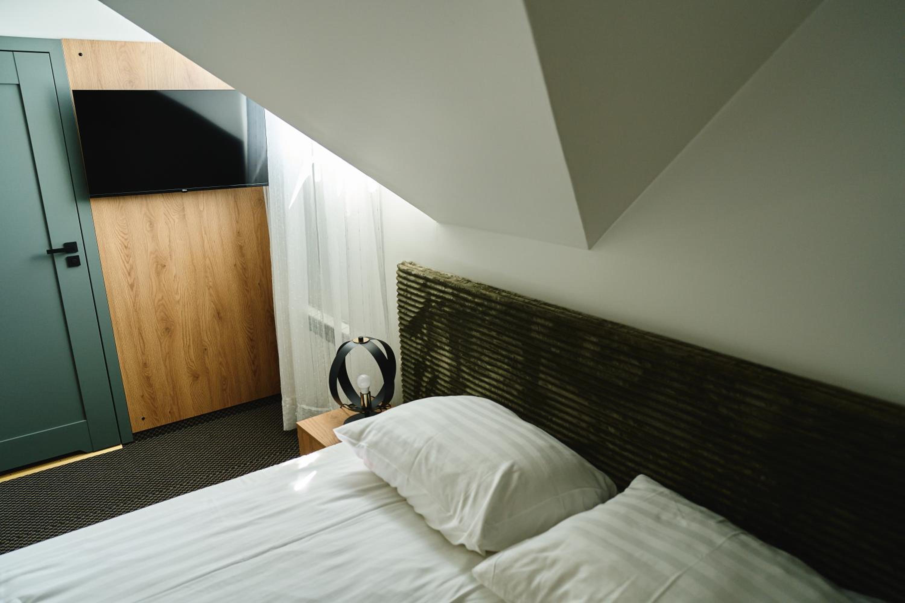 Large Double Room - Photo 1