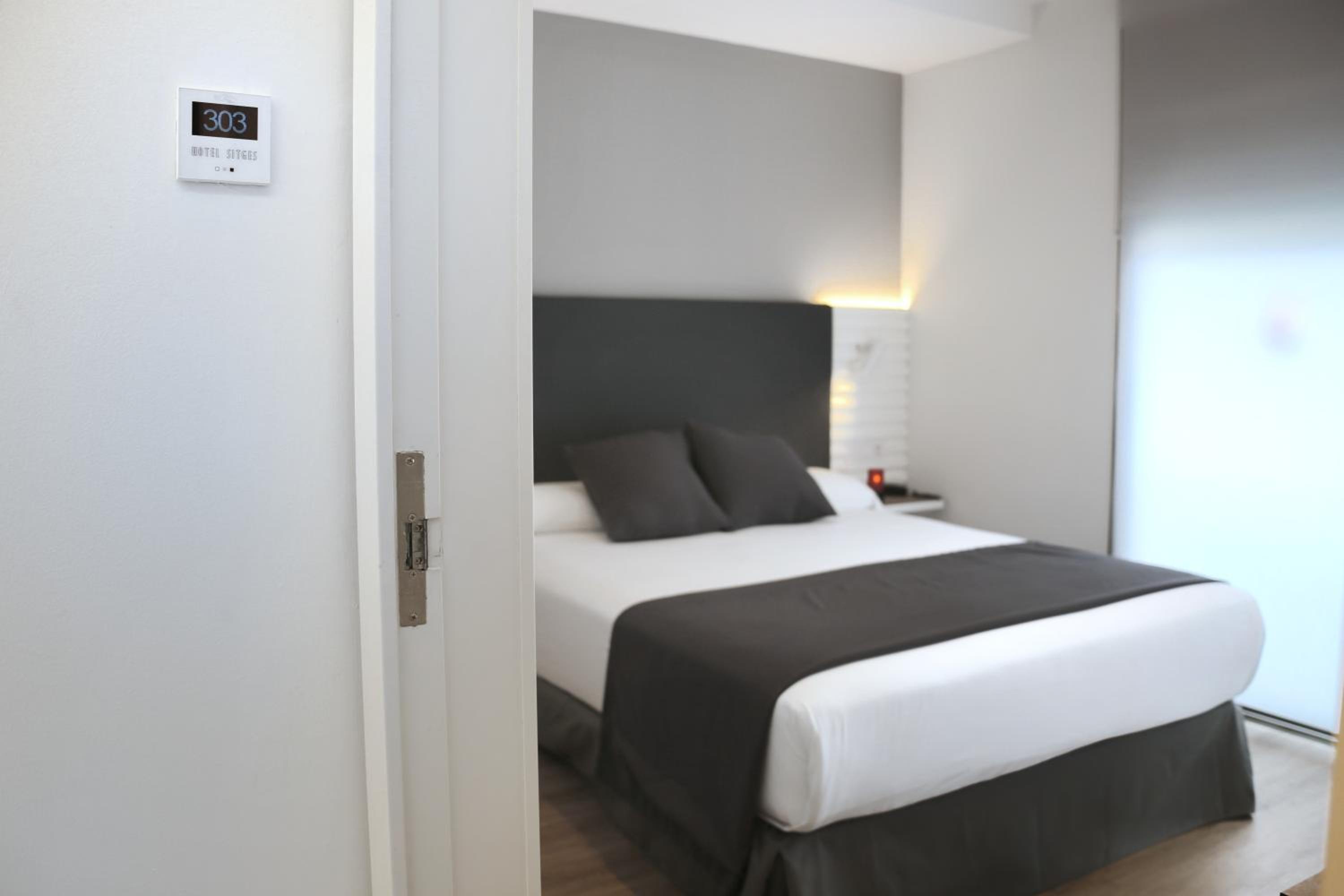 Double Room with Balcony (3 Adults) photo 2