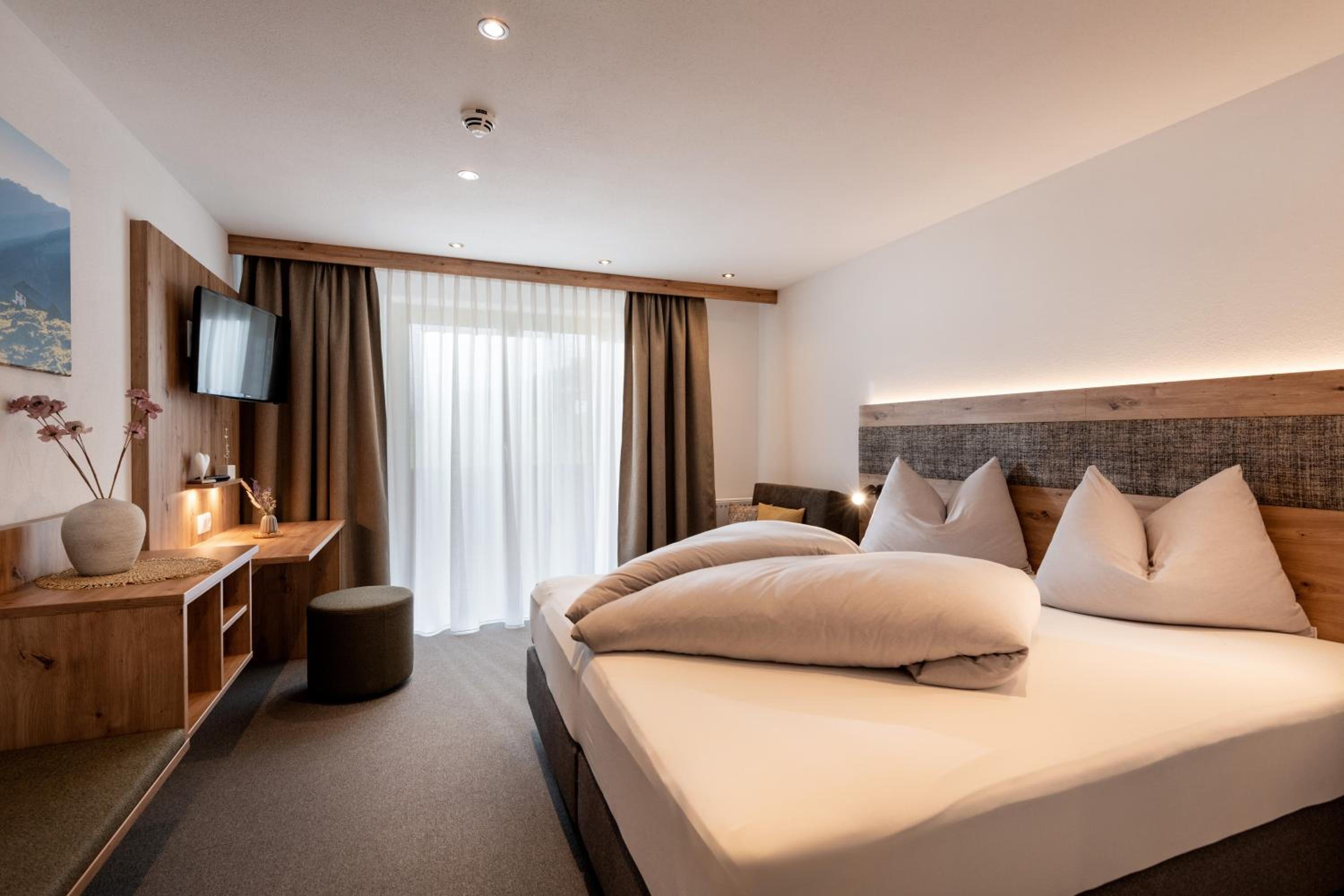 Deluxe Double or Twin Room - Photo 6