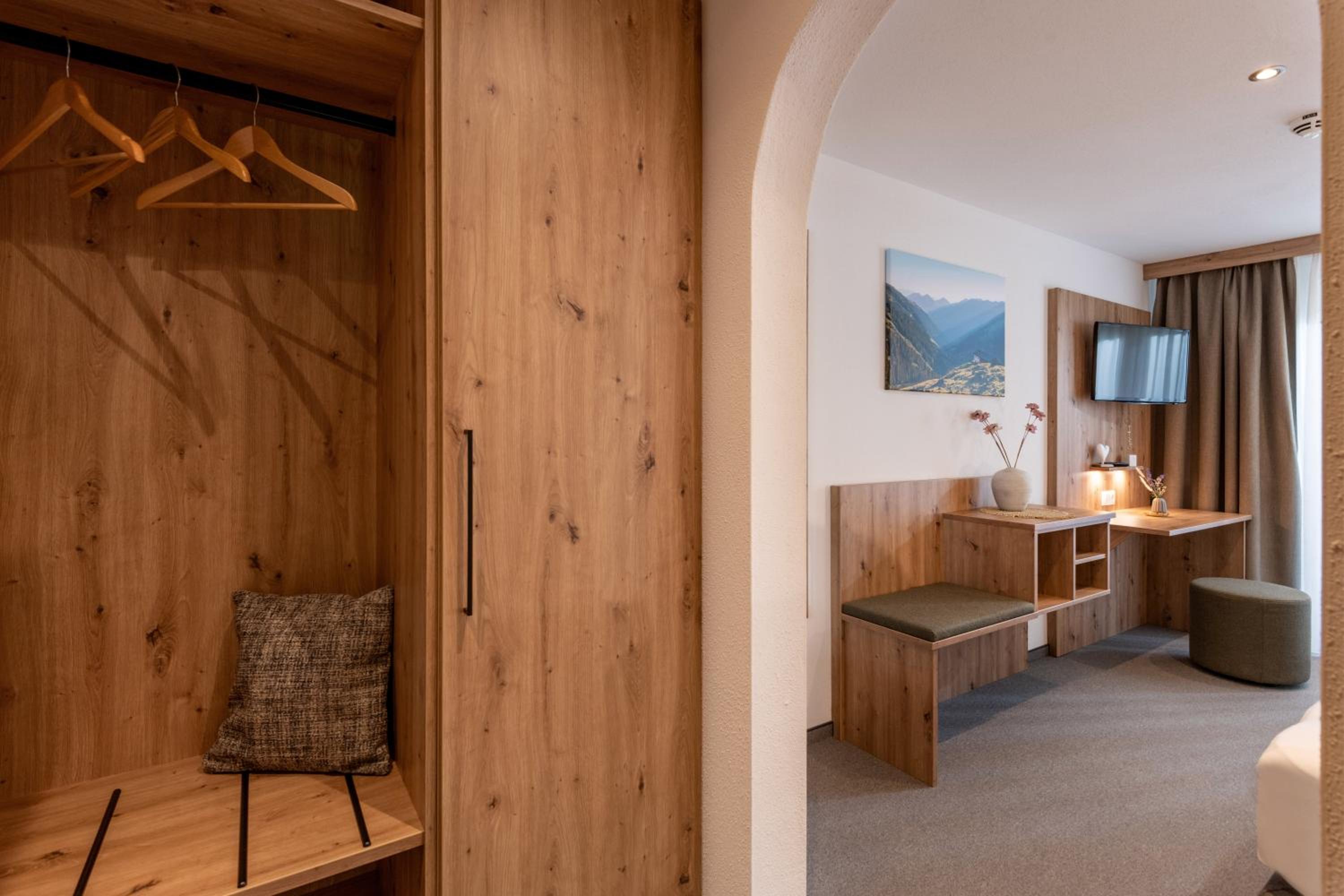 Deluxe Double or Twin Room - Photo 7