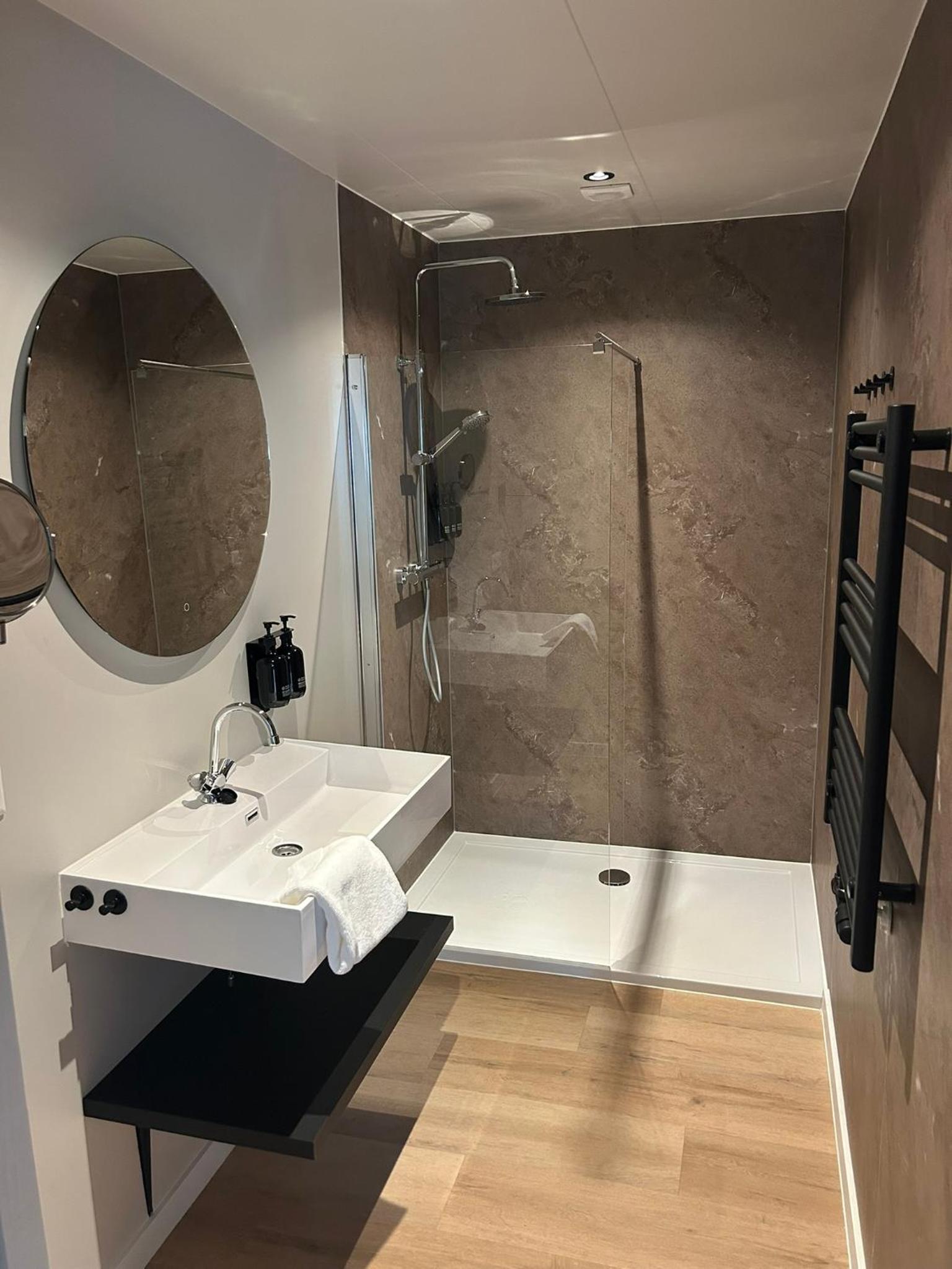 Suite - Photo 3