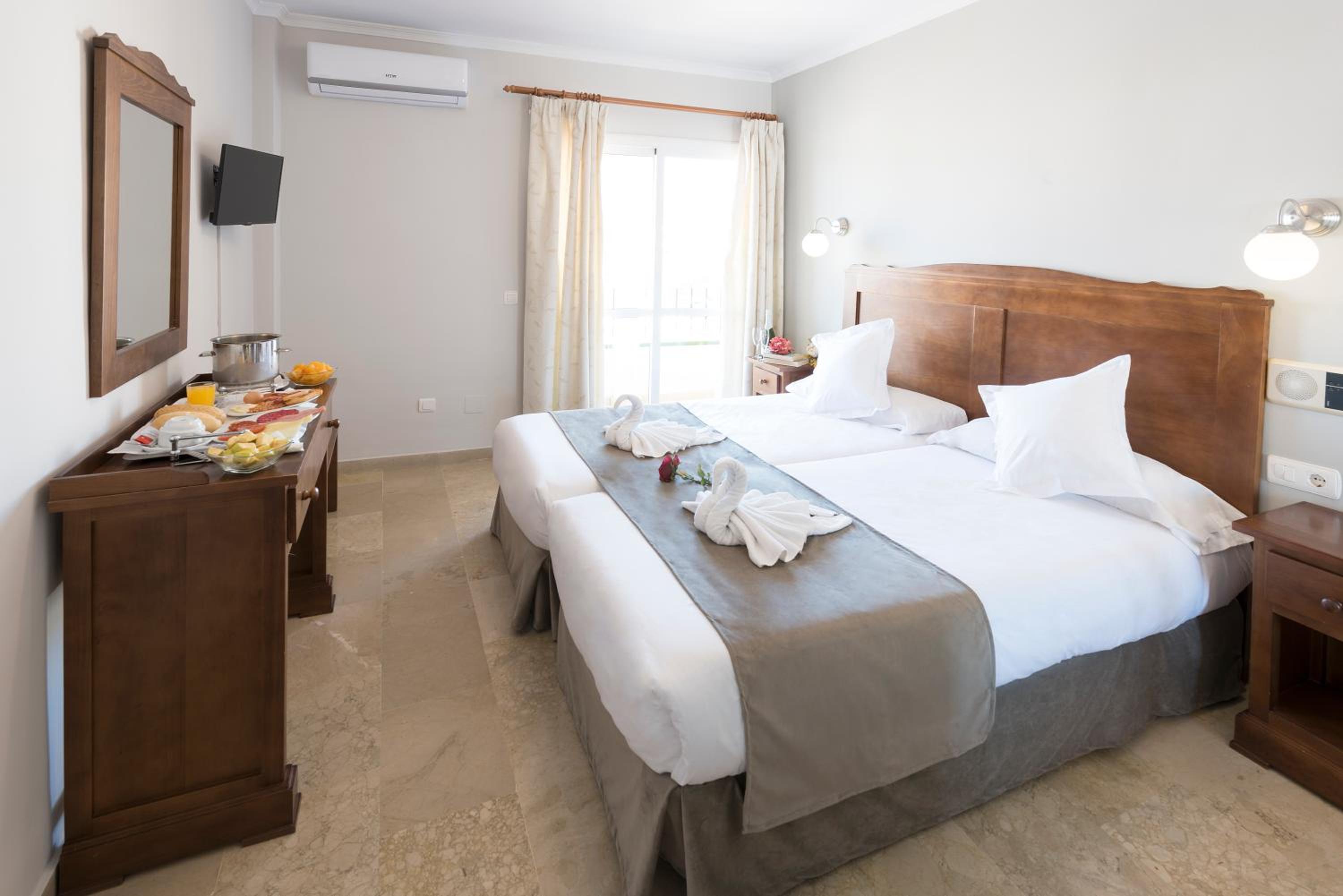Double Room with Balcony - Photo 8