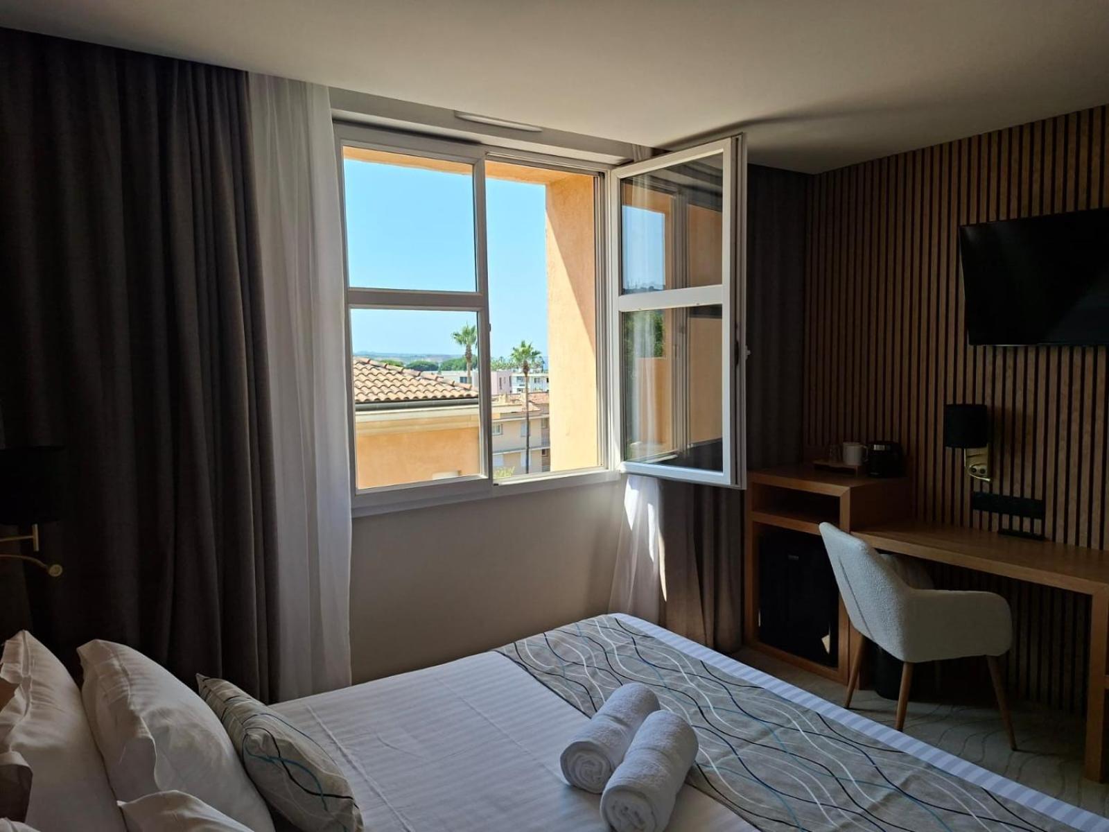 Standard King Room - Non-Smoking  - Photo 9