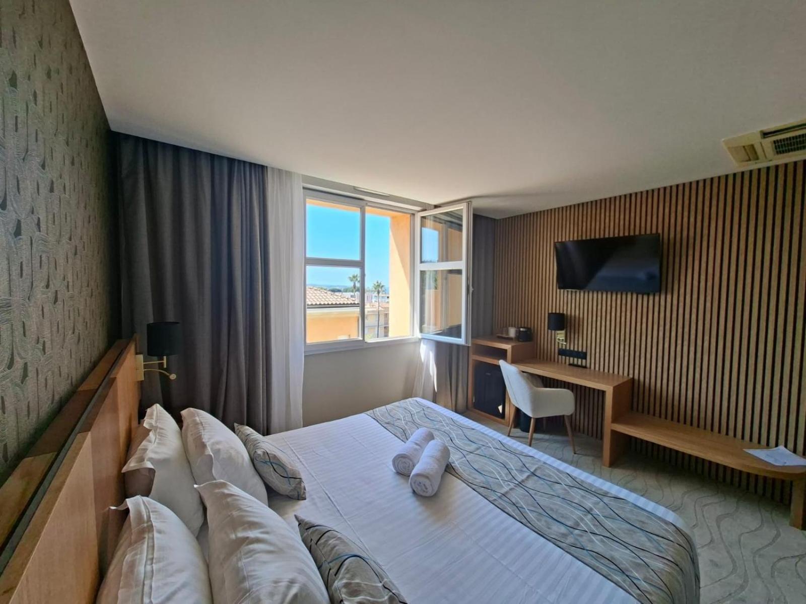 Standard King Room - Non-Smoking  - Photo 7