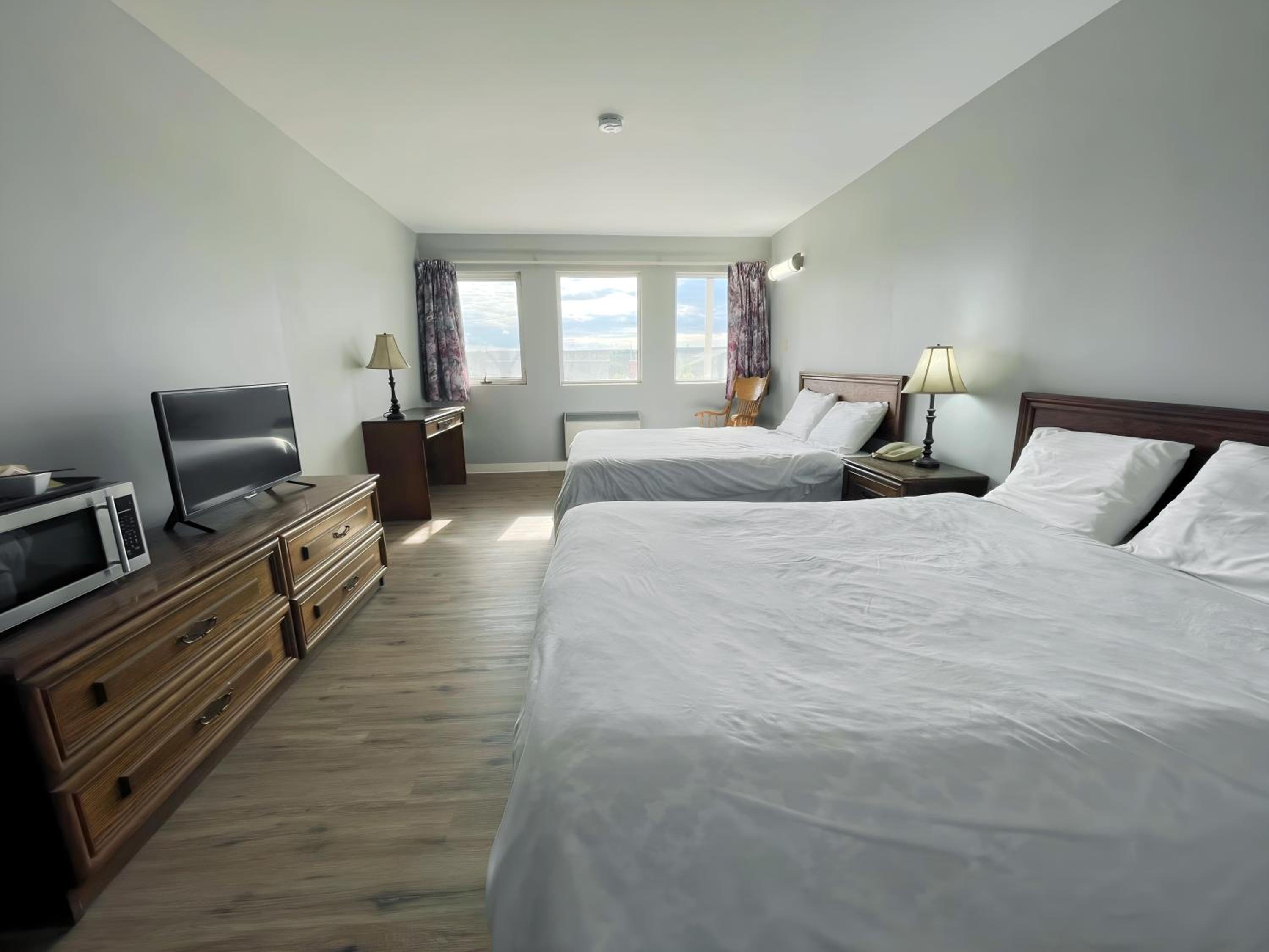 Queen Room with Two Queen Beds - Non-Smoking - Photo 4