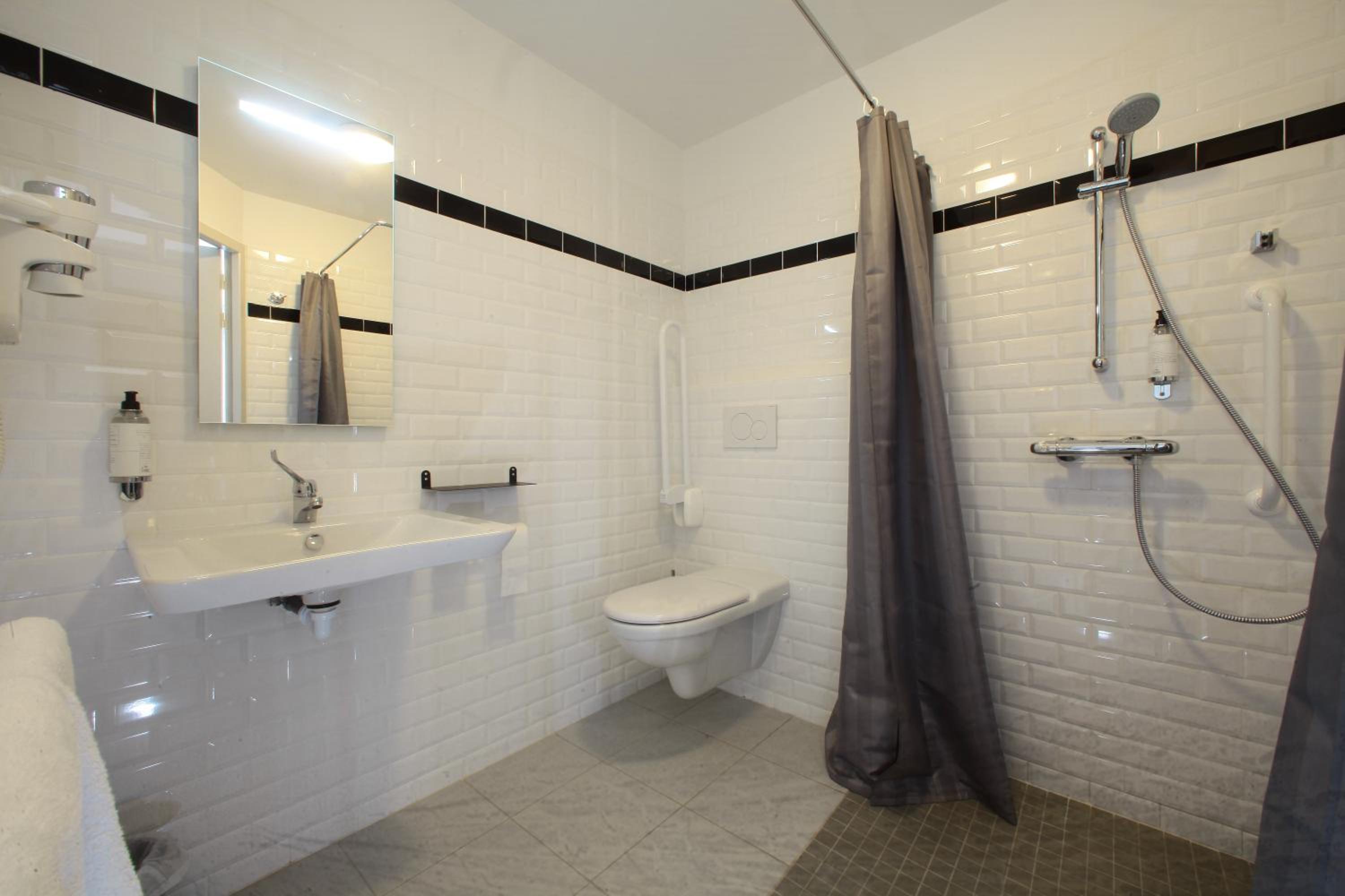 Double Room with Shower - Old City View - Photo 9