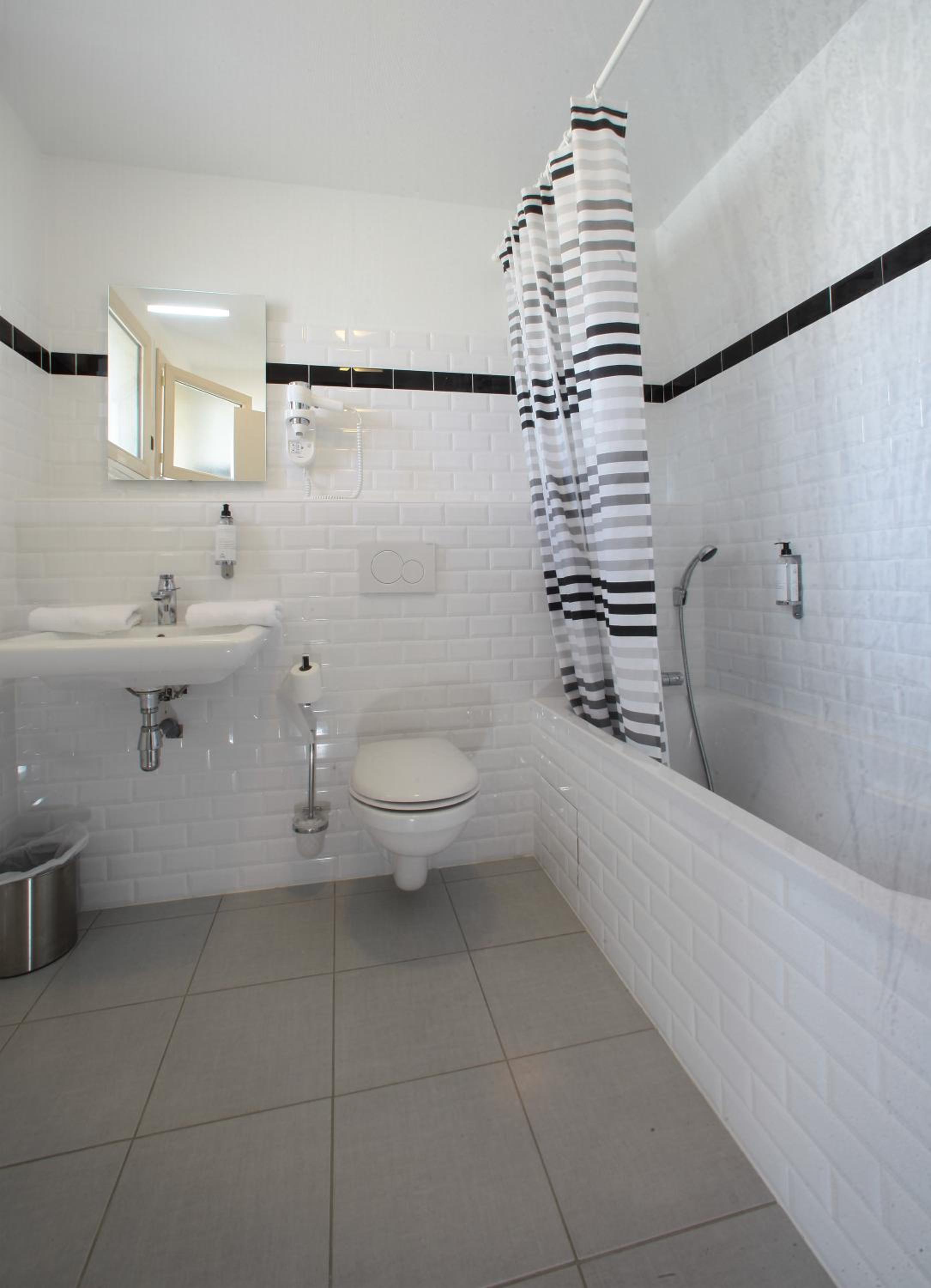 Twin Room with Bath photo 3
