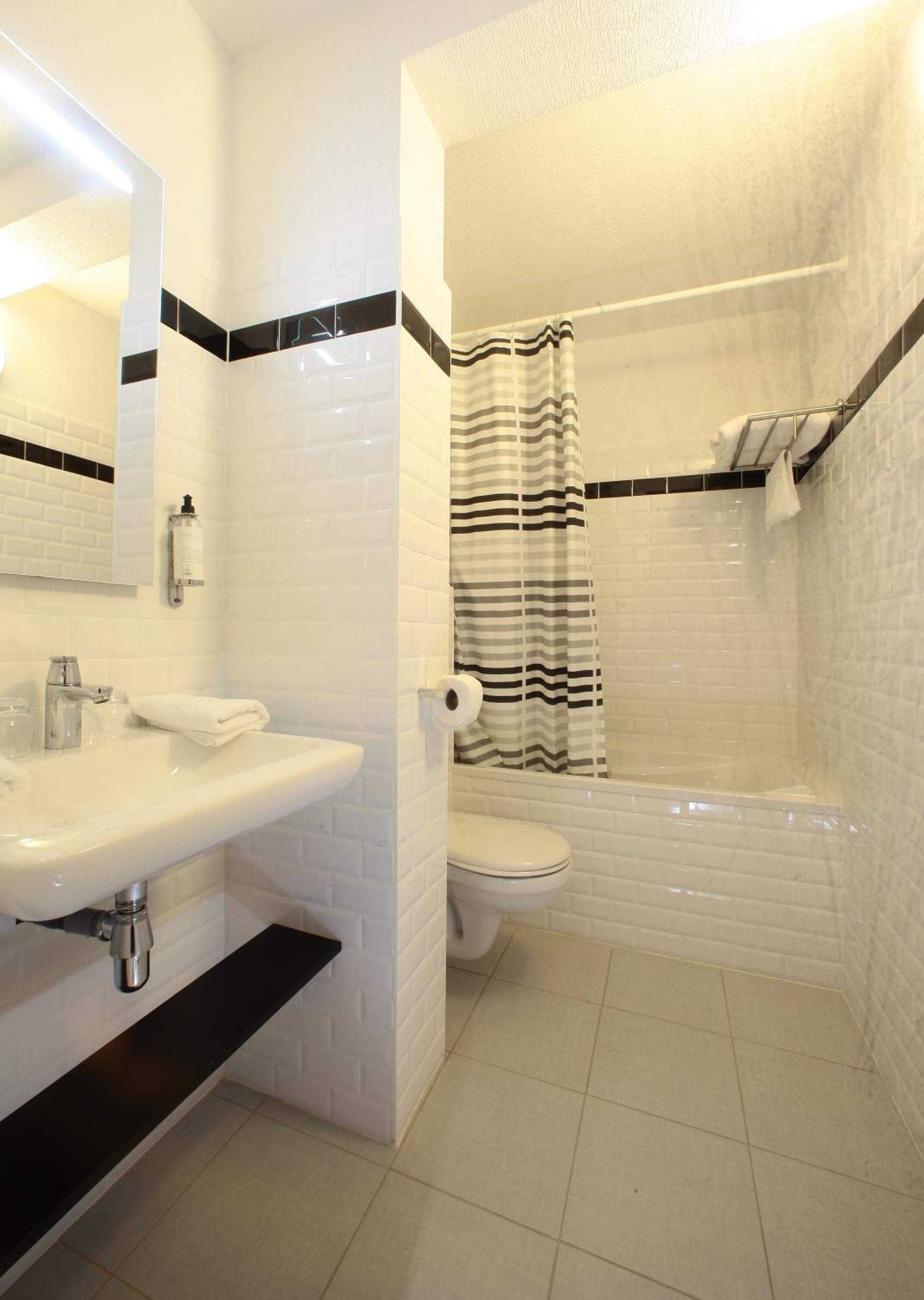 Double Room with Bath - Old City View - Photo 4