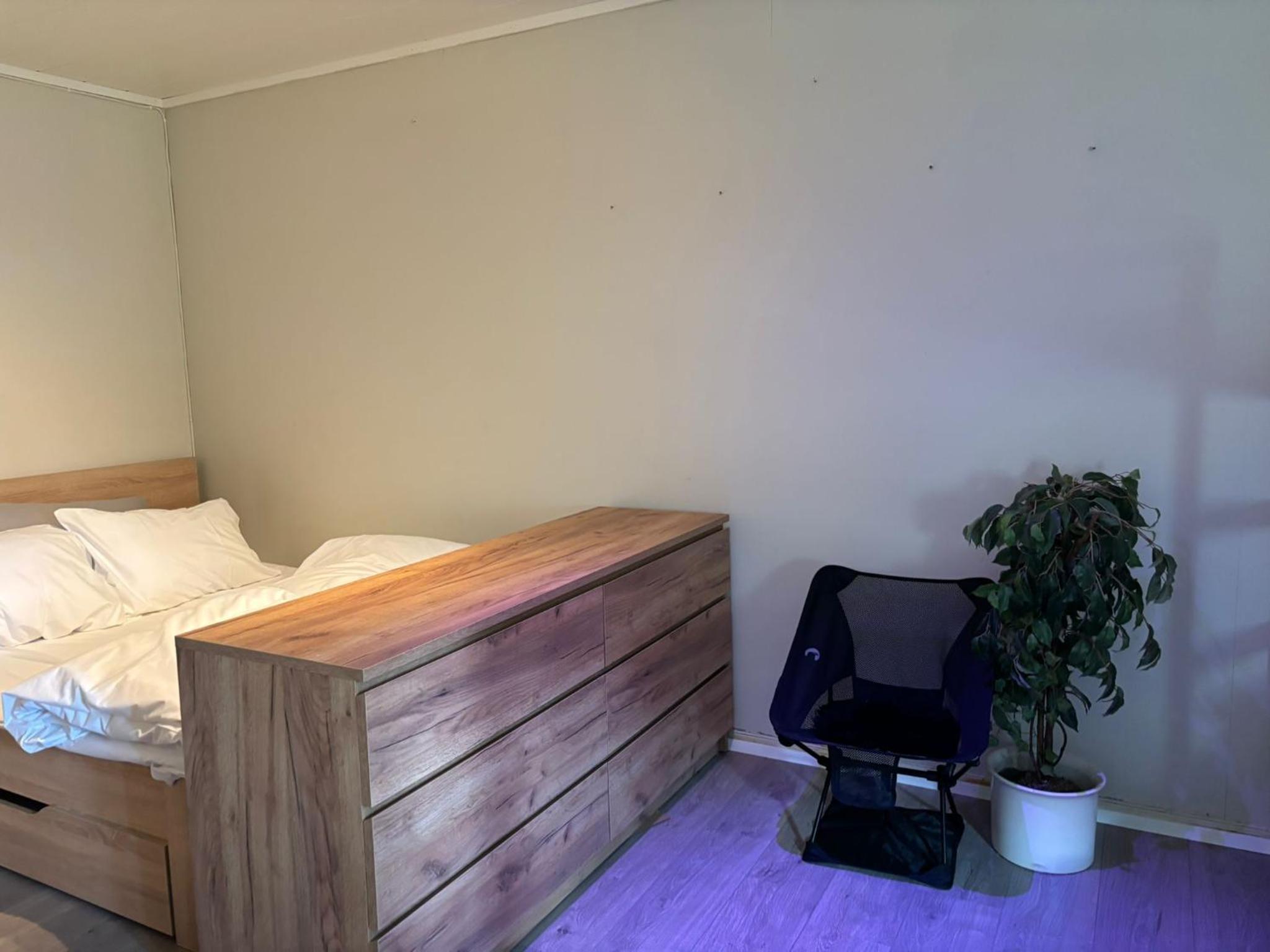 Family Room with Shared Bathroom photo 3