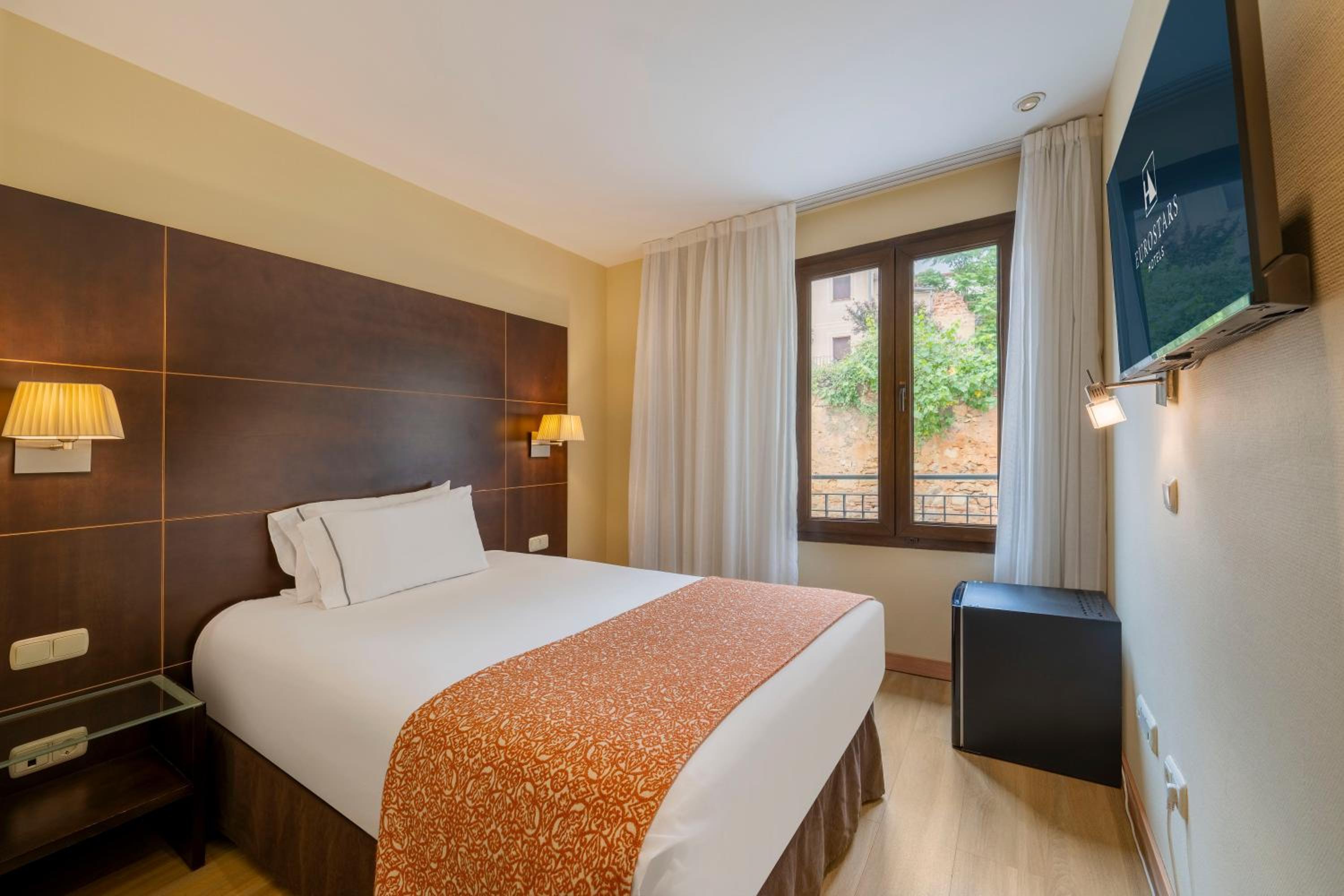 Double or Twin Room (1-2 Adults) - Photo 1