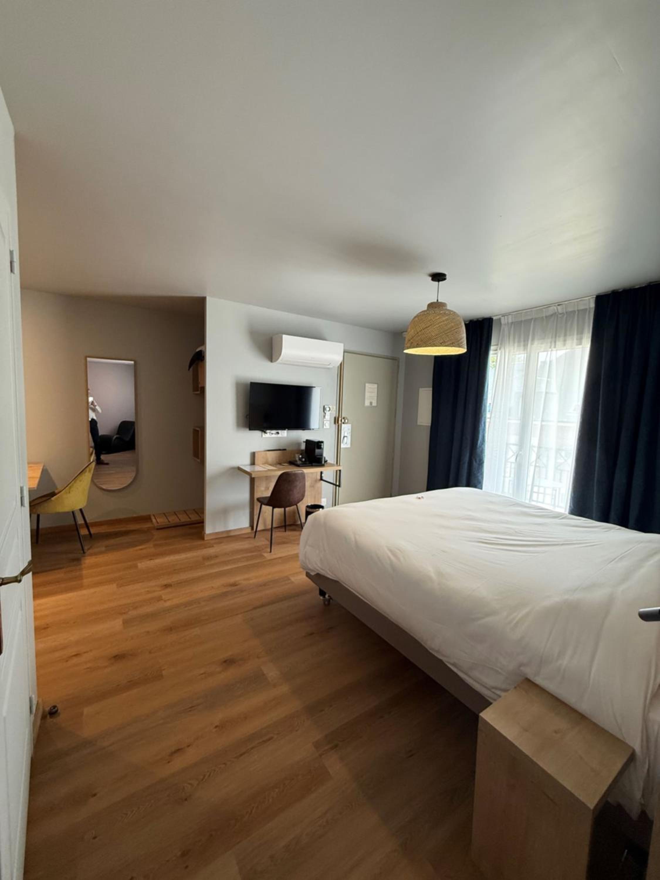 Deluxe King Suite (Annex) - Photo 6