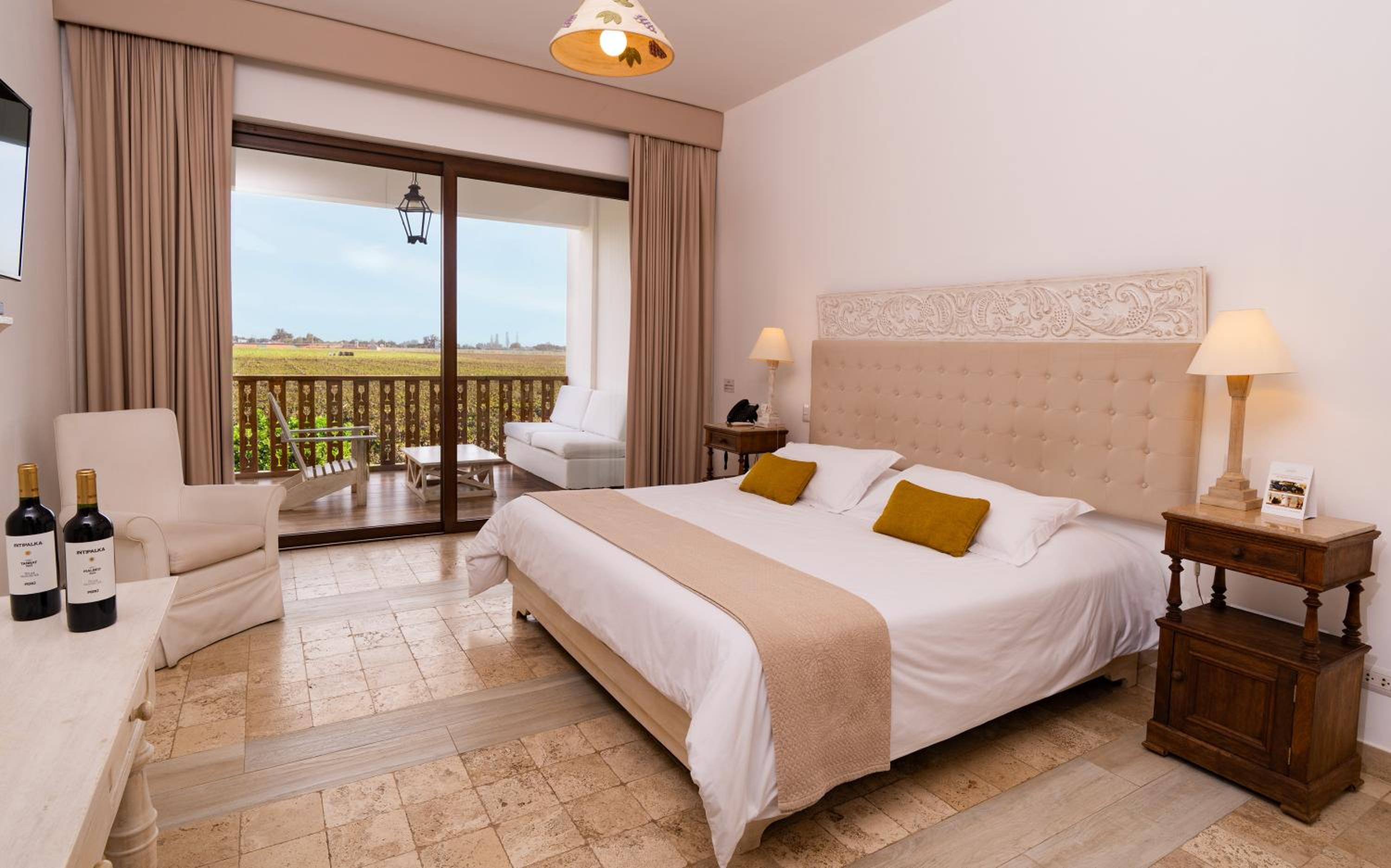 Superior King Room with Vineyard View photo 2