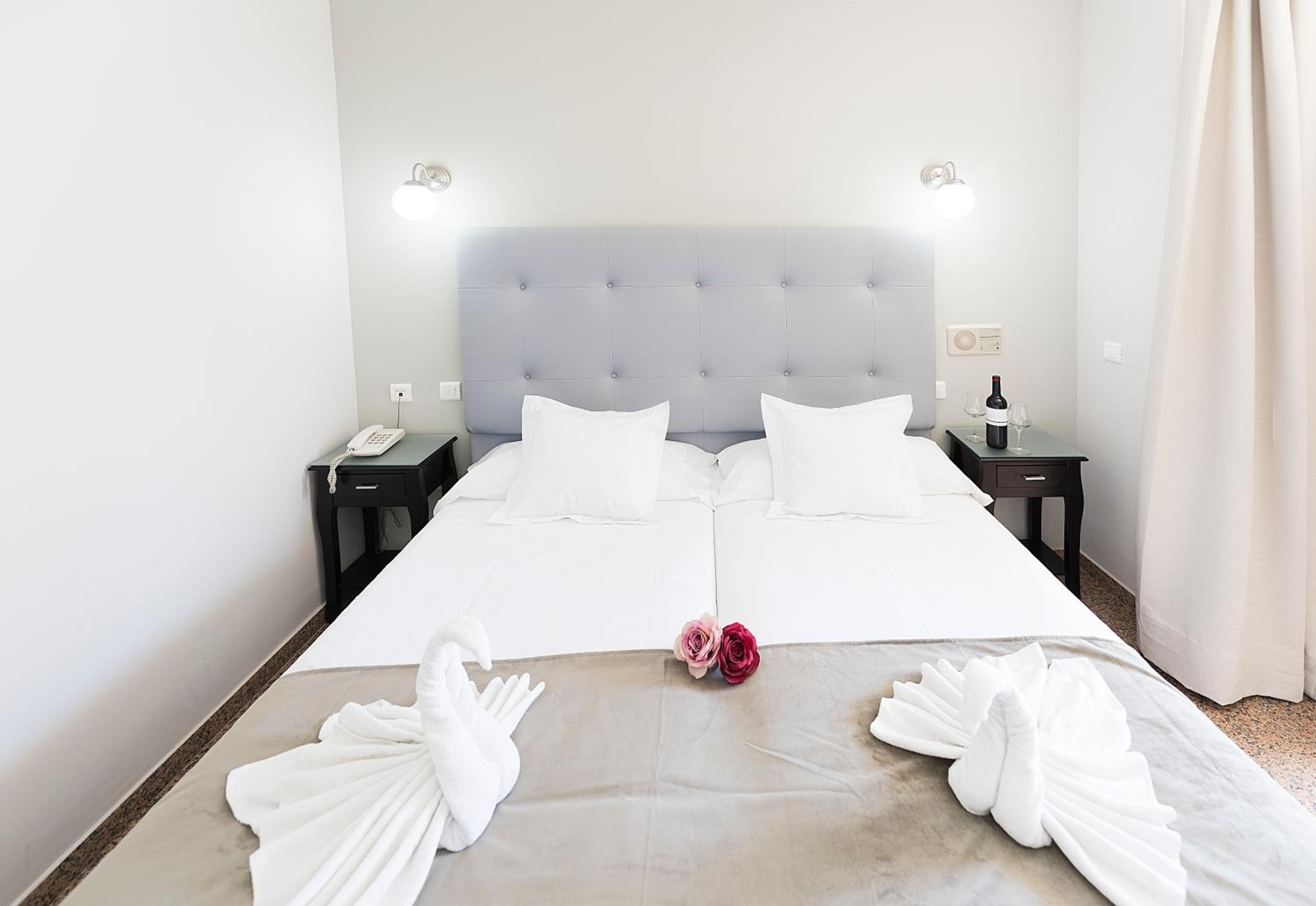 Double Room with Balcony - Photo 12