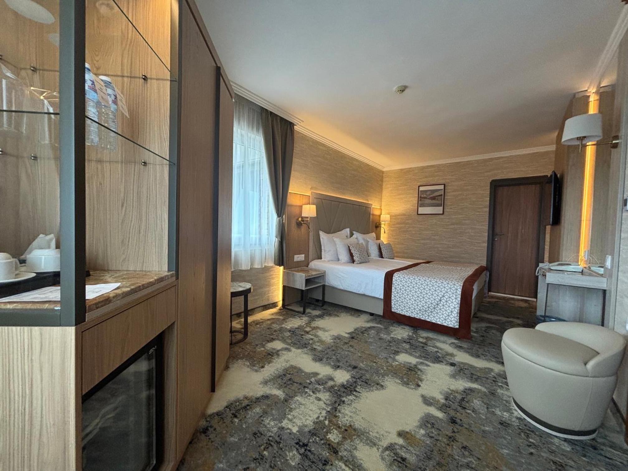 Family Room Comfort without Balcony