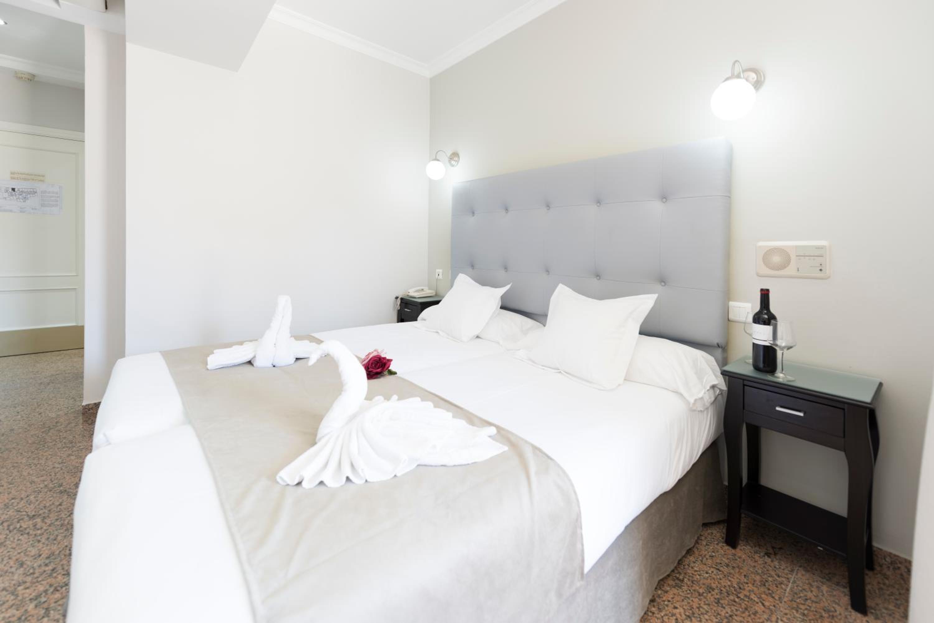 Double Room with Balcony - Photo 11
