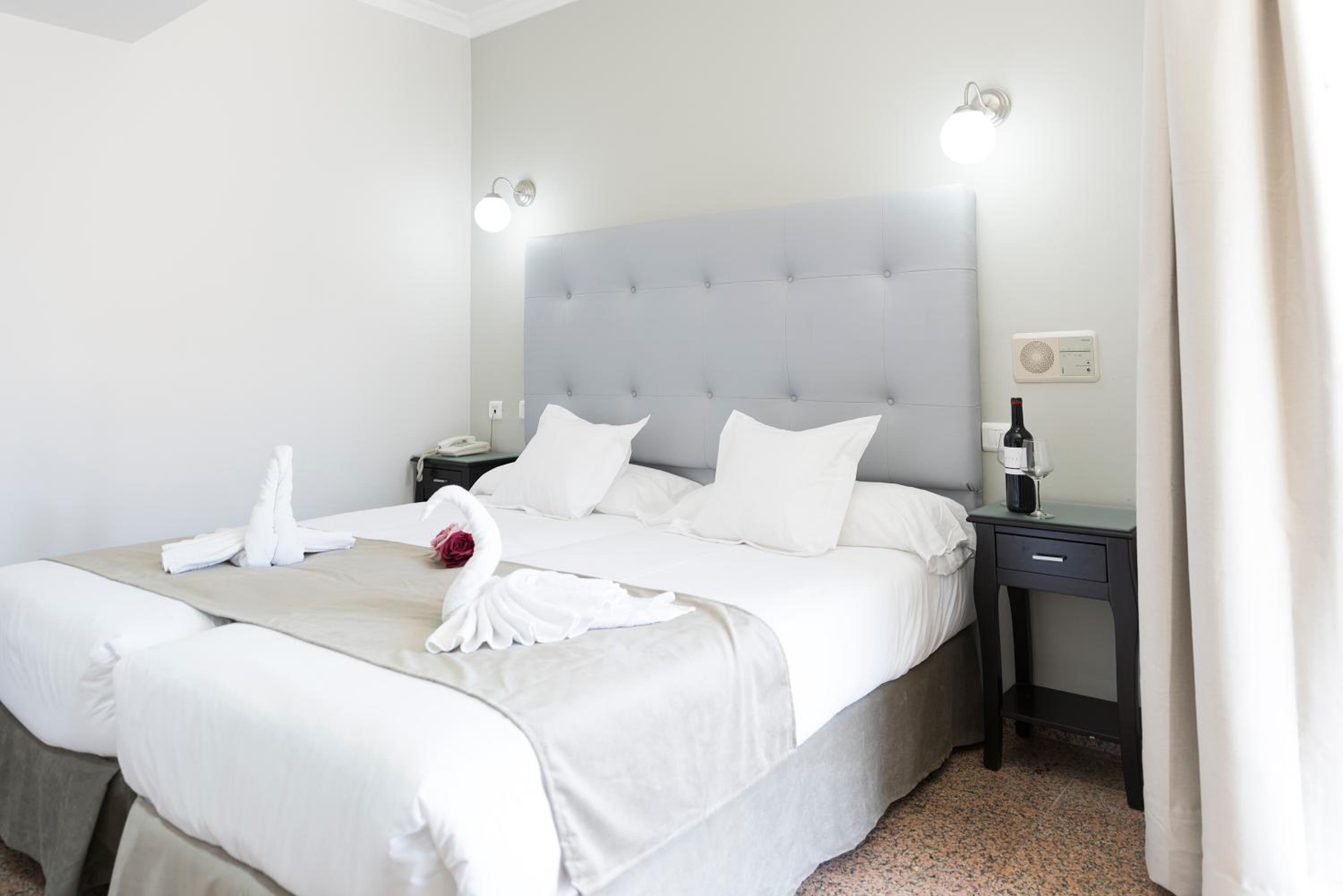 Double Room with Balcony - Photo 10