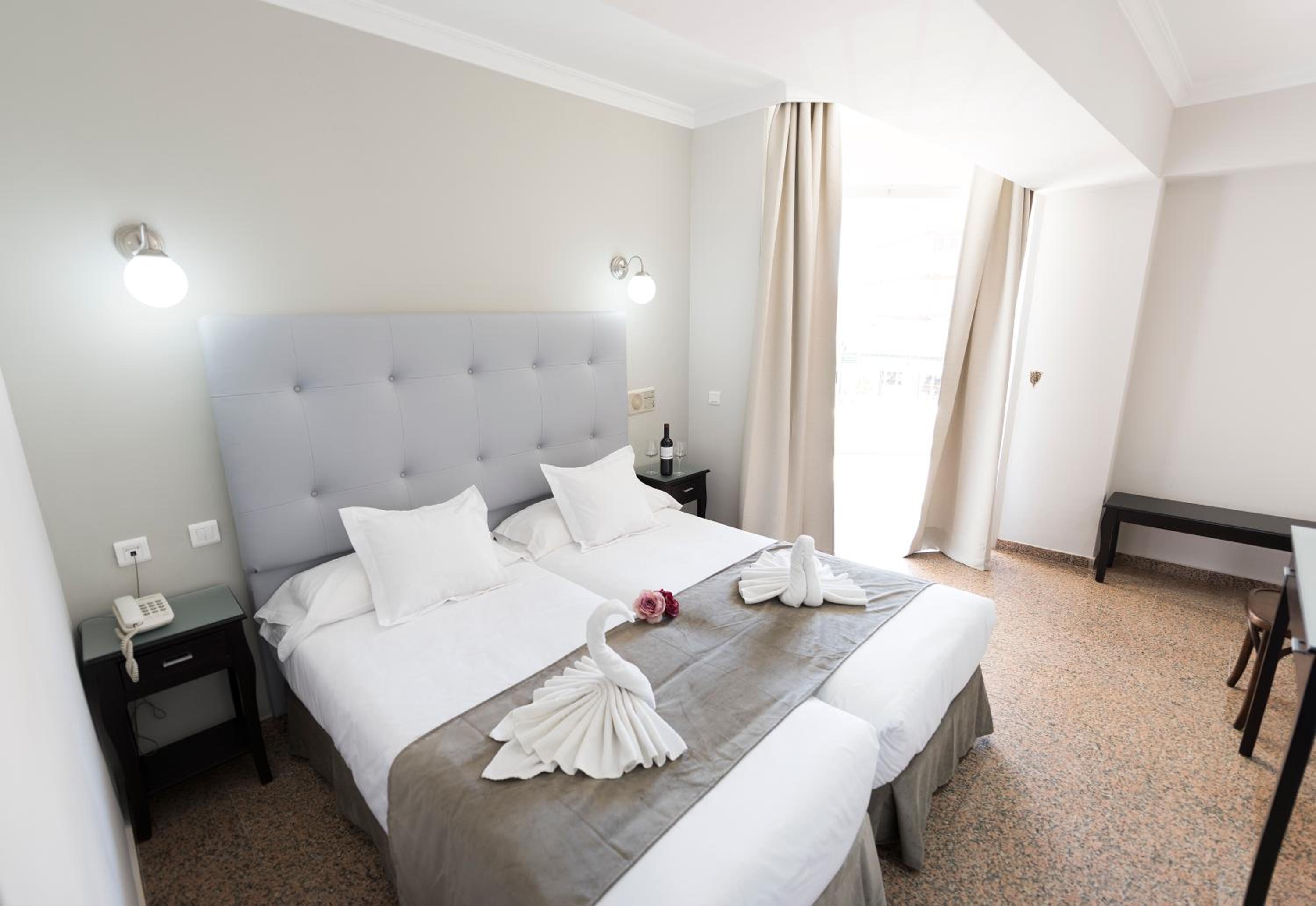 Double Room with Balcony - Photo 1