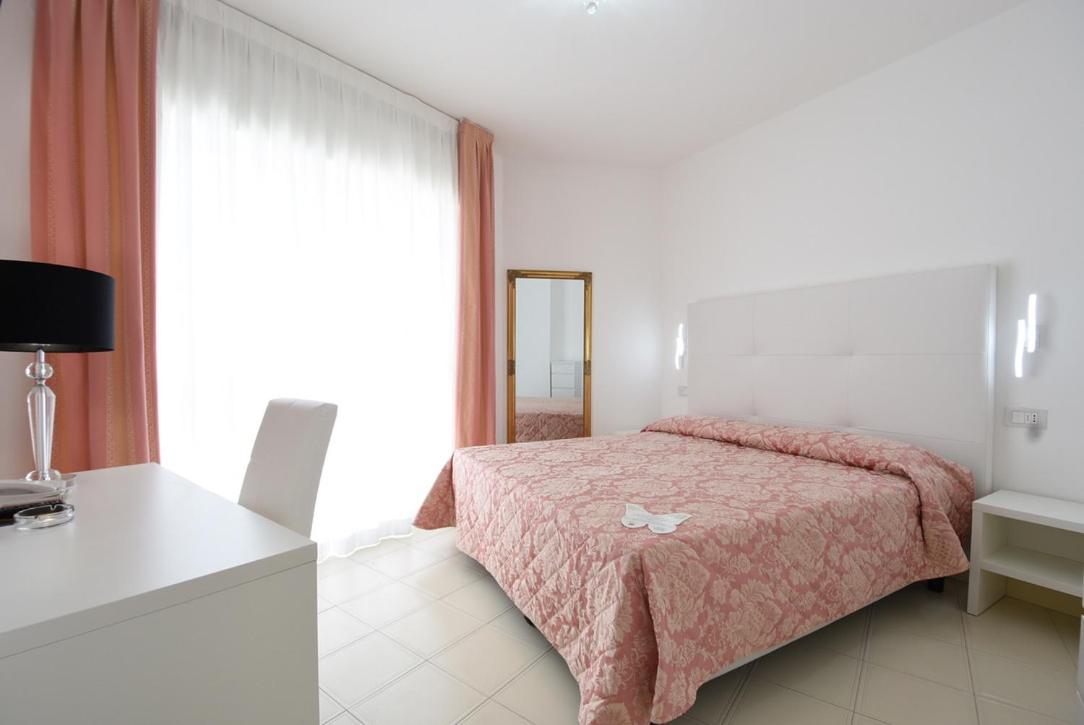 Double Room with Lateral Sea View photo 3