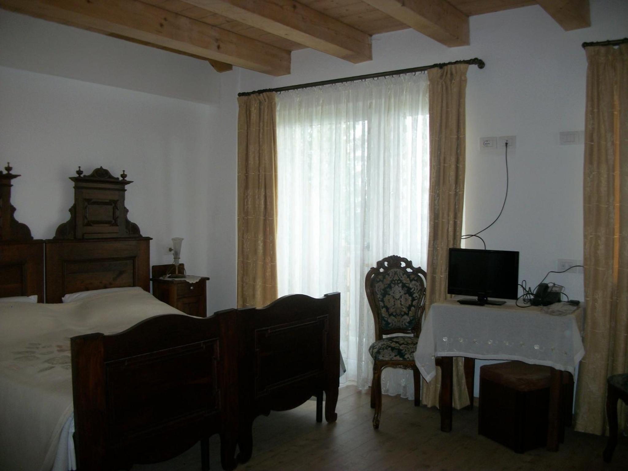 Double or Twin Room with Bathroom - Photo 4