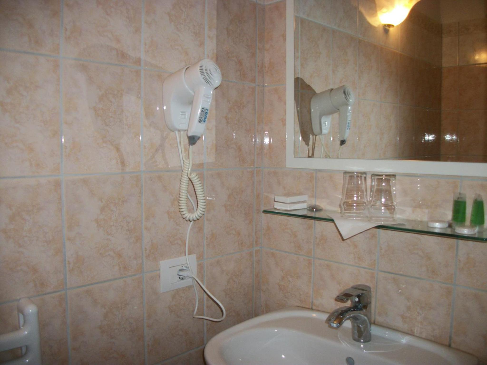 Double or Twin Room with Bathroom - Photo 5