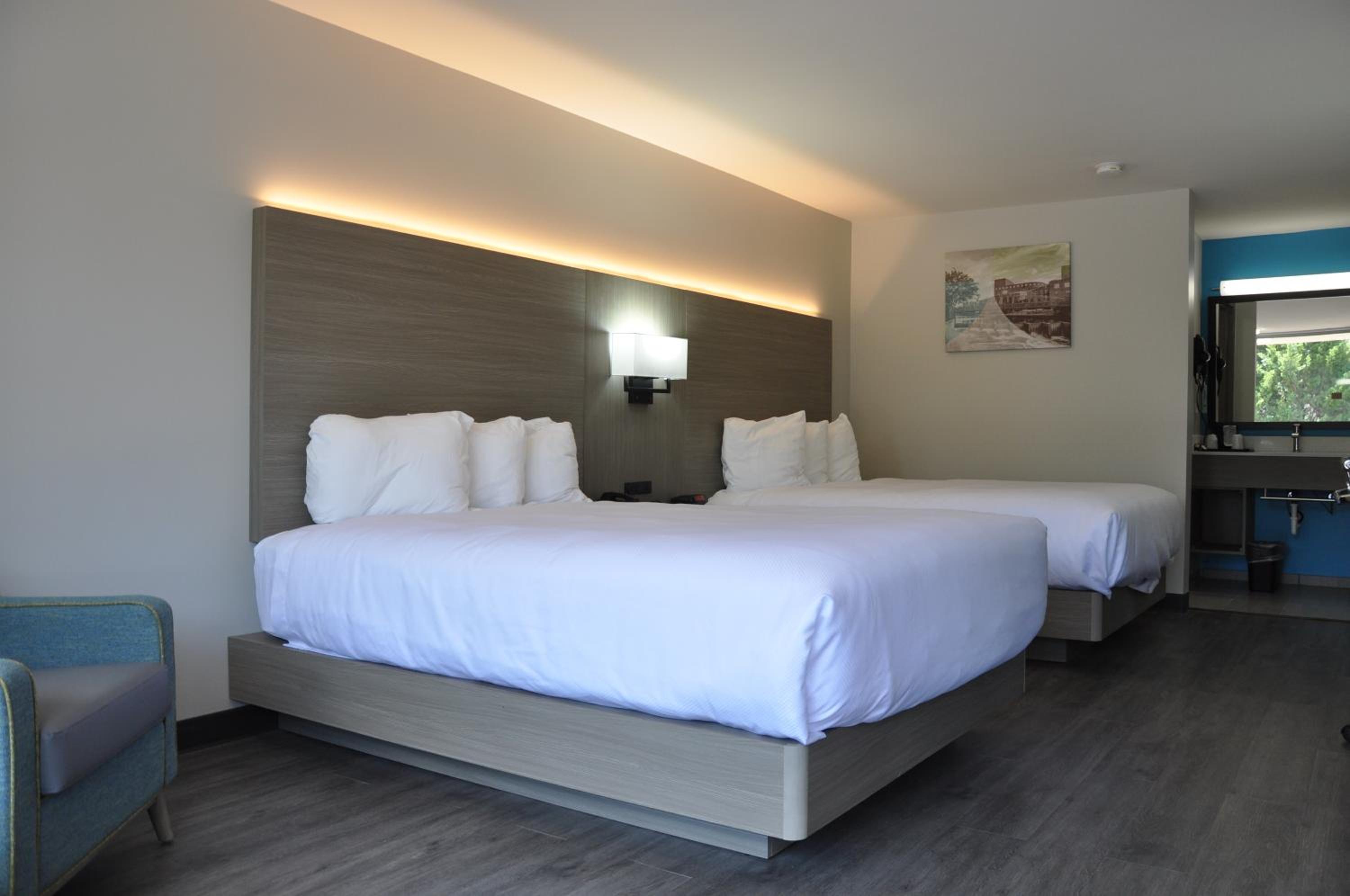 Queen Room with Two Queen Beds - Photo 3