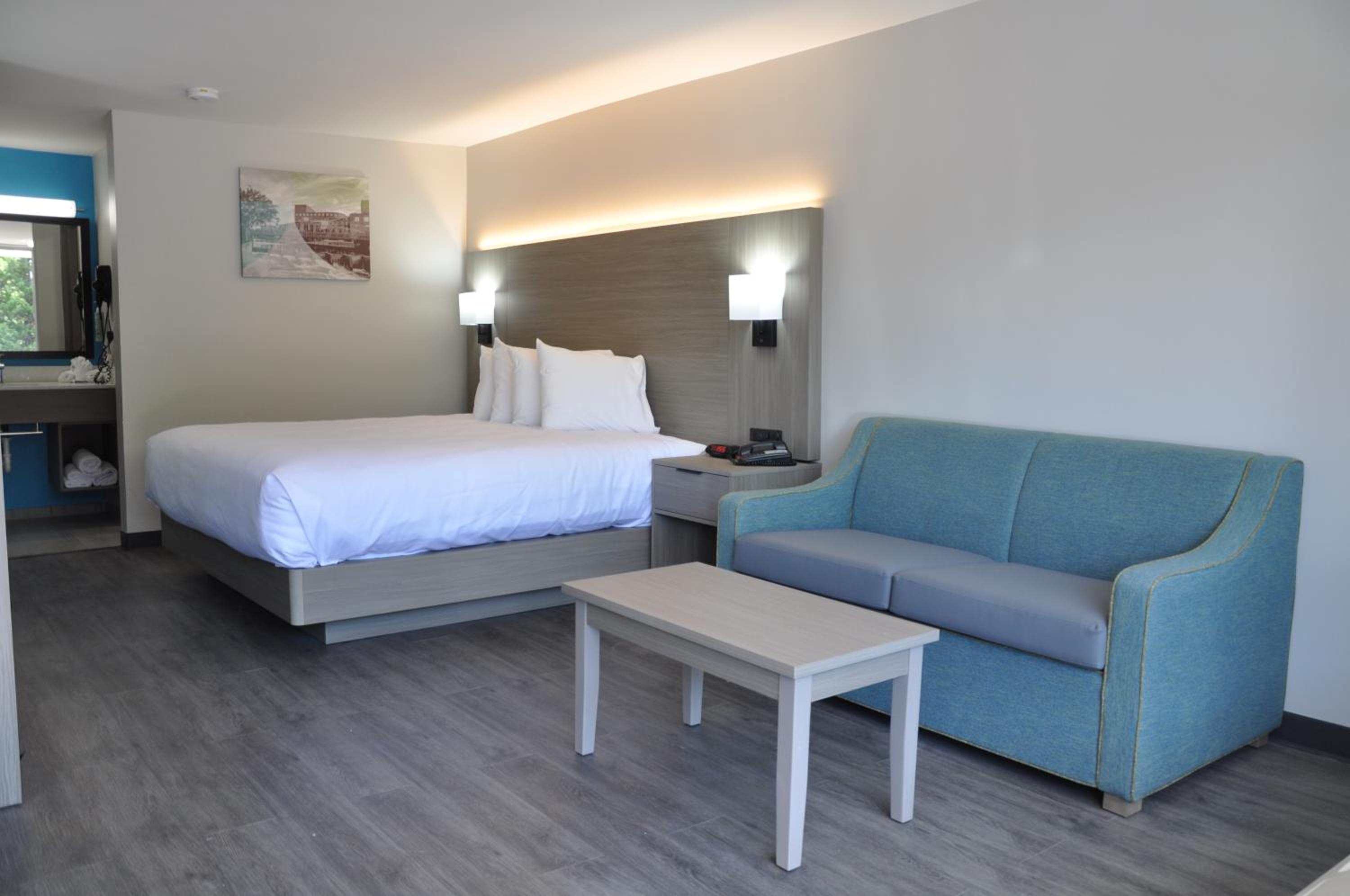 King Room with Sofa - Non-Smoking photo 3