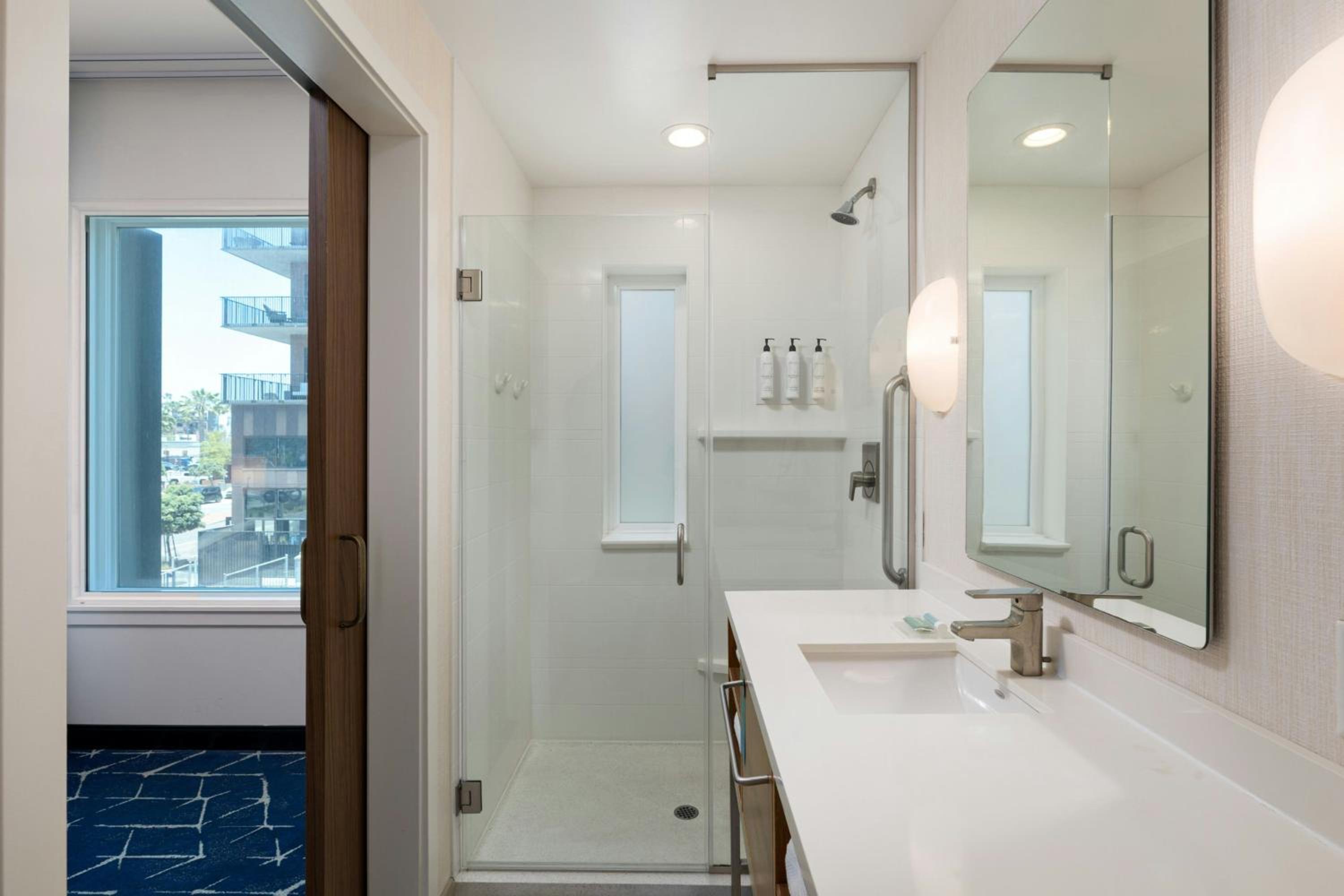 Large Studio Suite - Train Side/Hearing Accessible photo 3