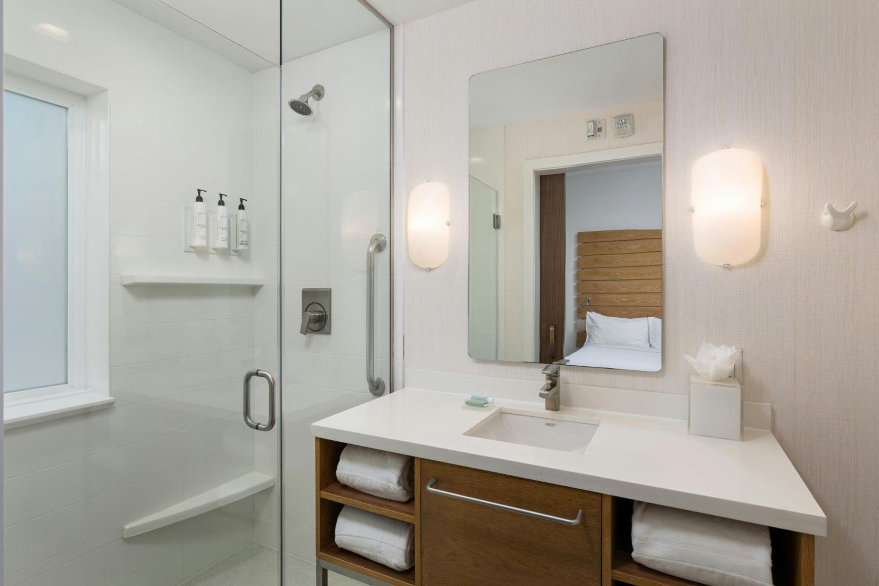 Large Studio Suite - Train Side/Hearing Accessible photo 2