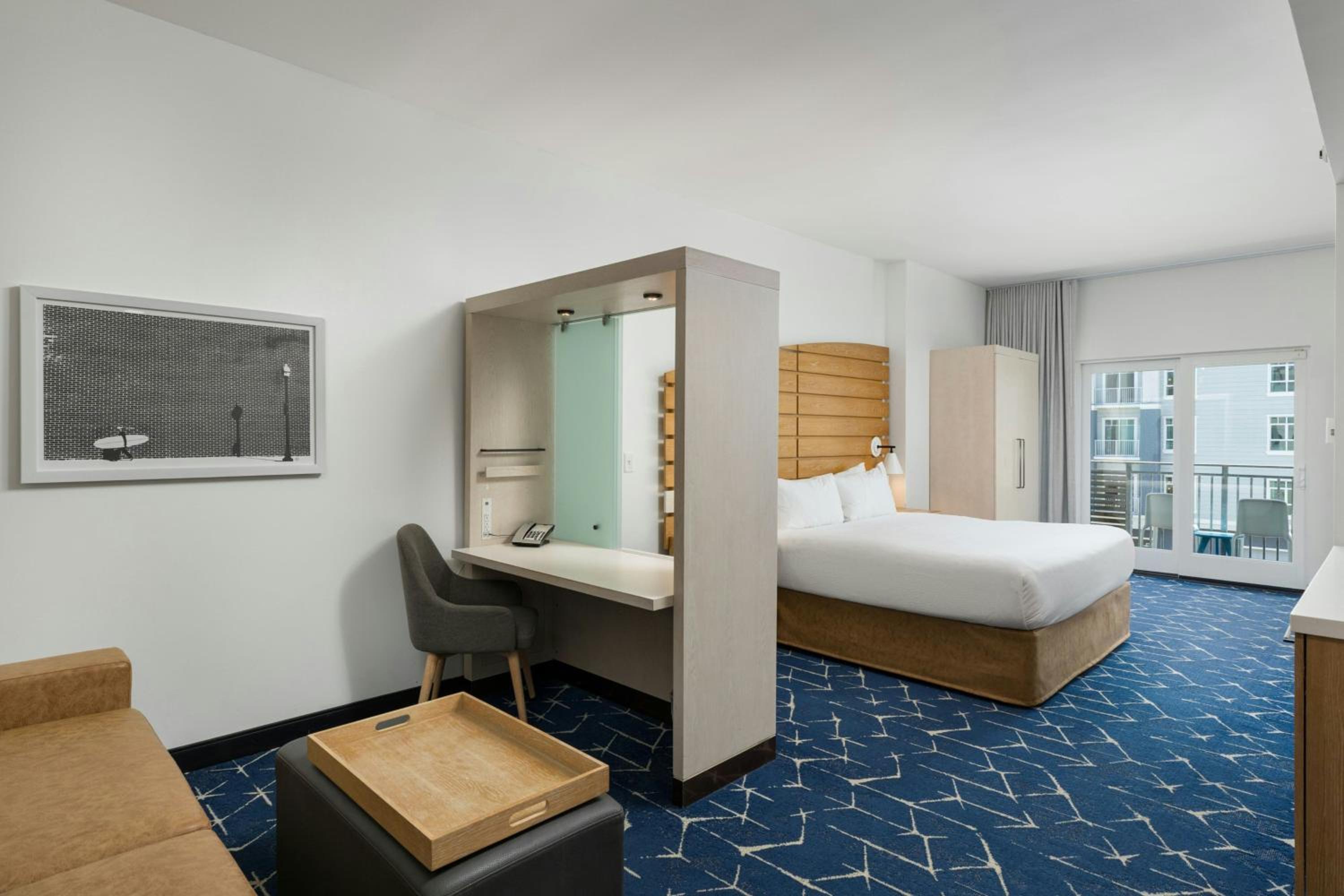 Large Studio King Suite with Balcony and Sofa Bed - Mobility Accessible with Roll-In Shower