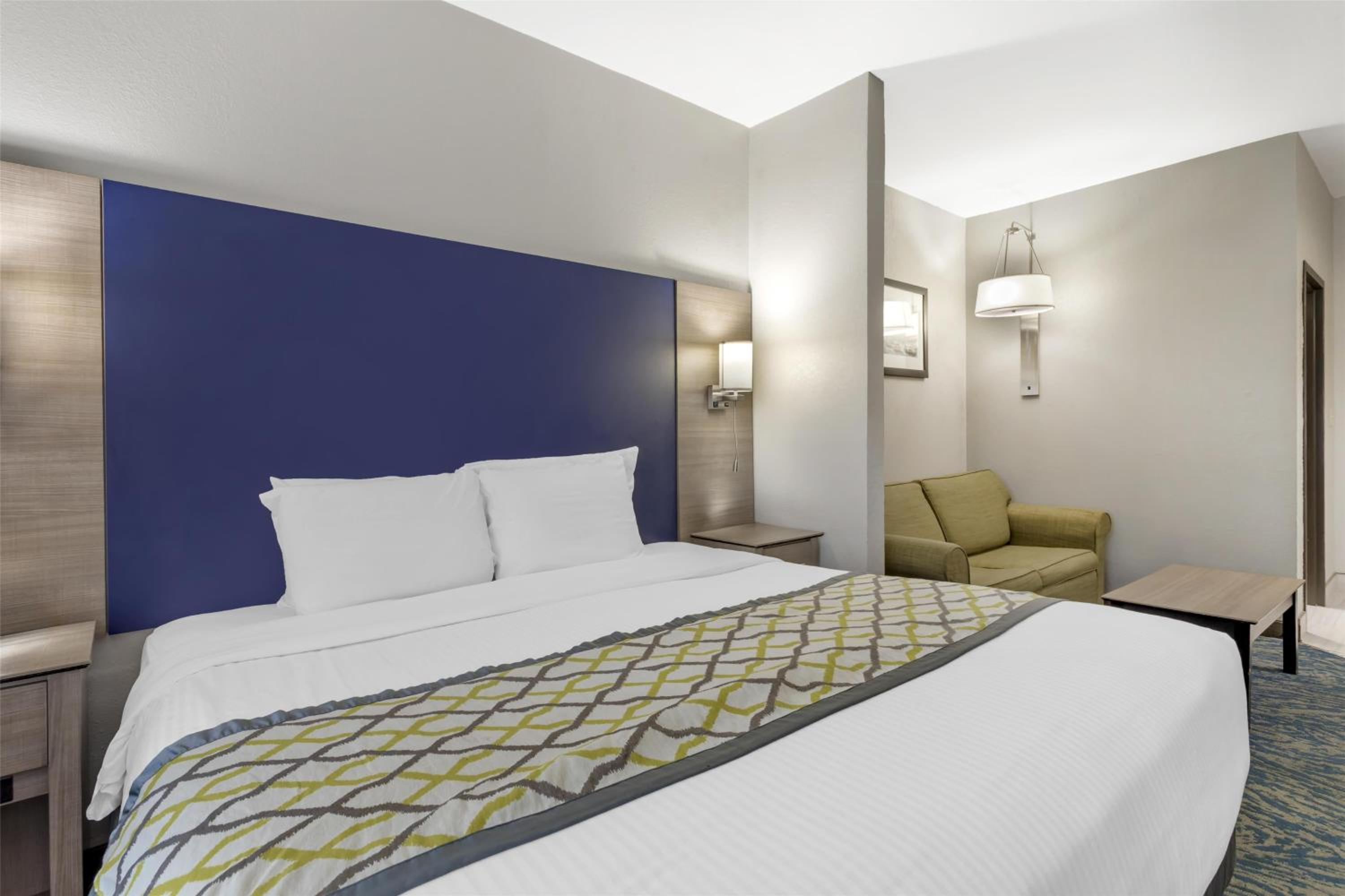 King Room with Sofa Bed - Non-Smoking - Photo 2