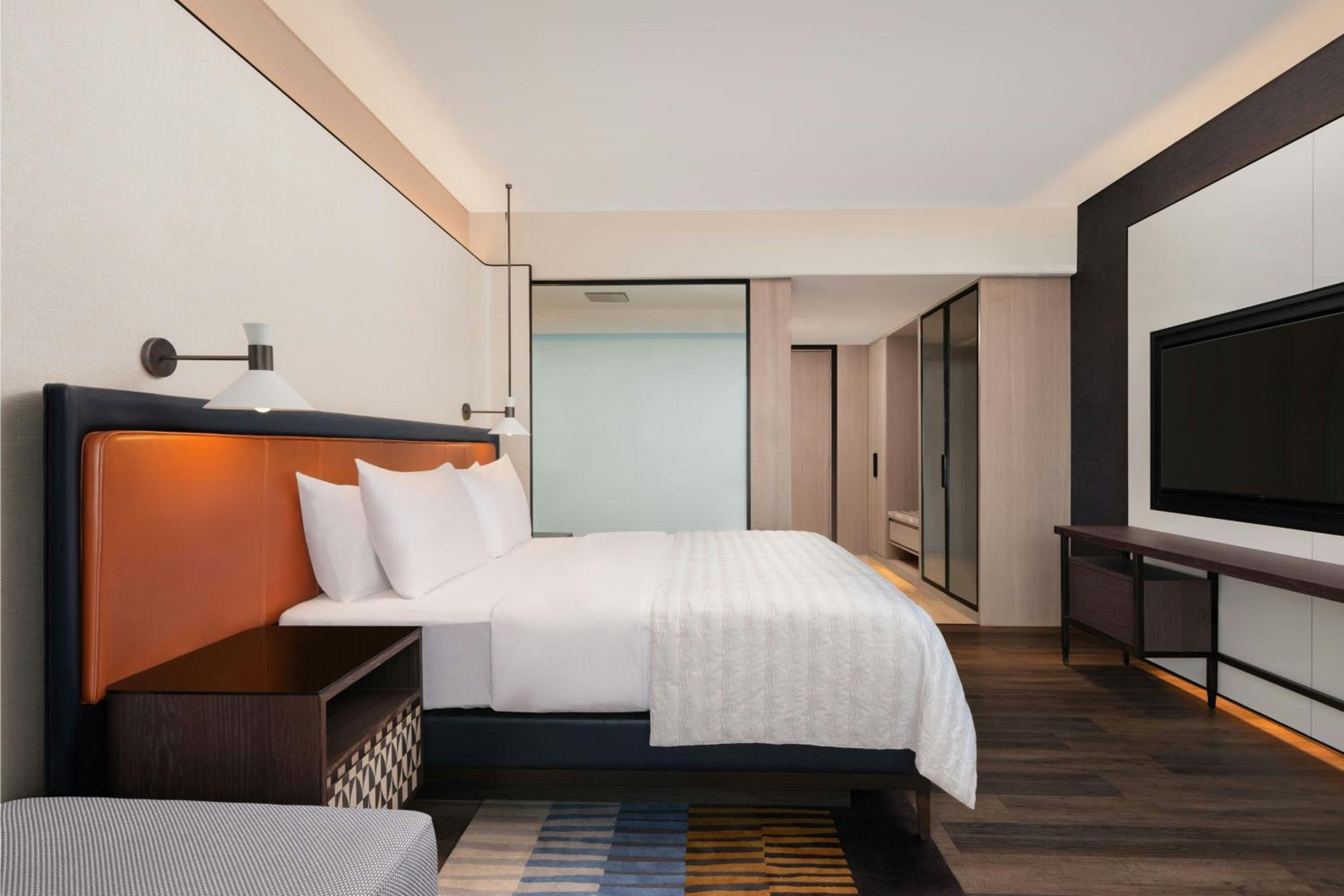 Club King Room with City View - 20% Discount  on Food & Drink, INR 500 SPA Credit per stay - Photo 2