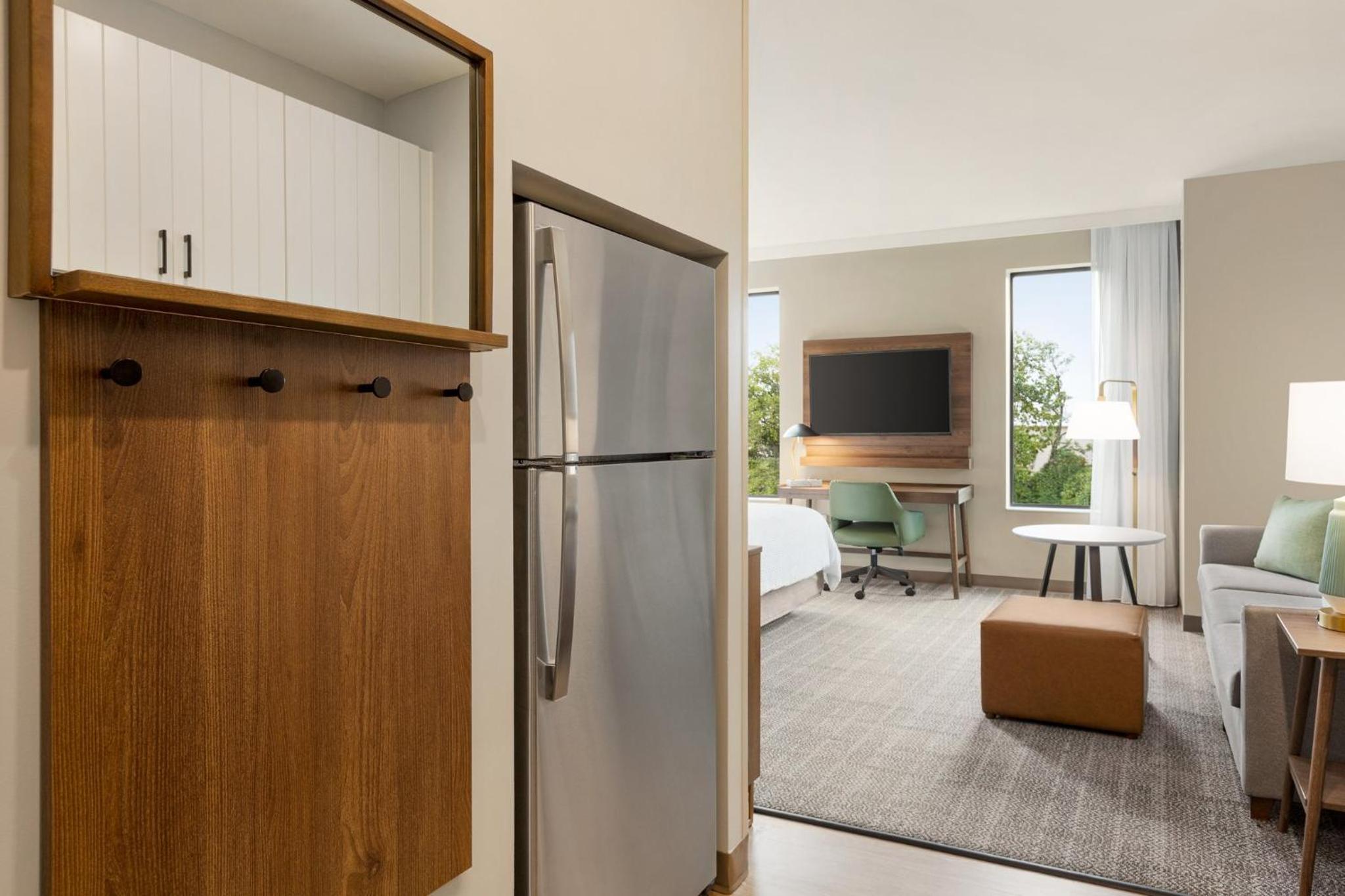 Queen Studio Suite - Photo 4