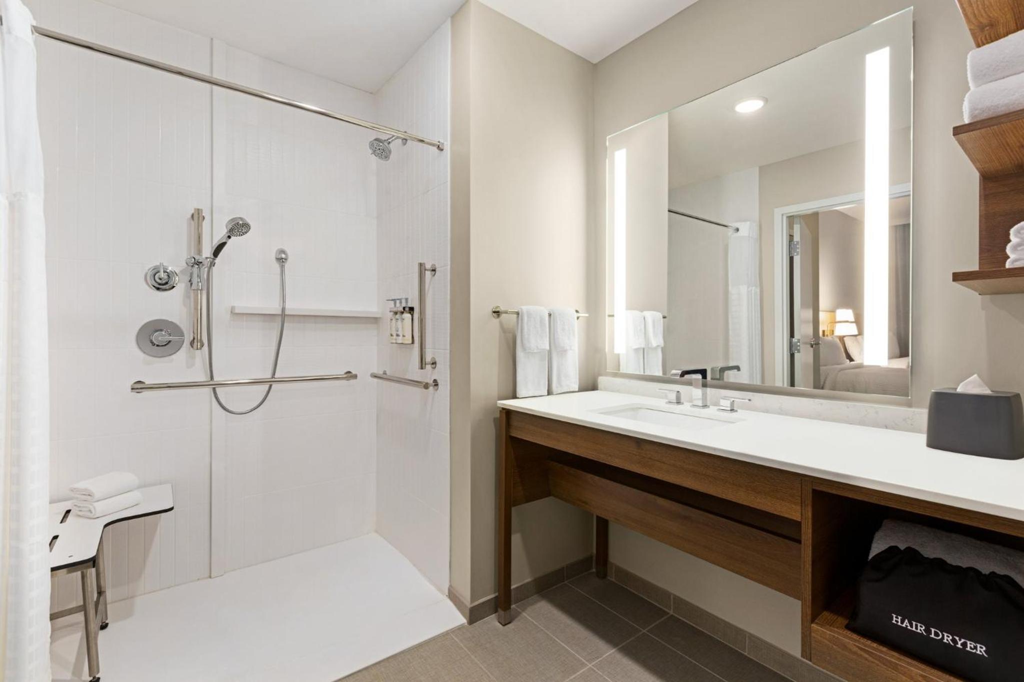 One-Bedroom King Suite with Shower - Mobility Access