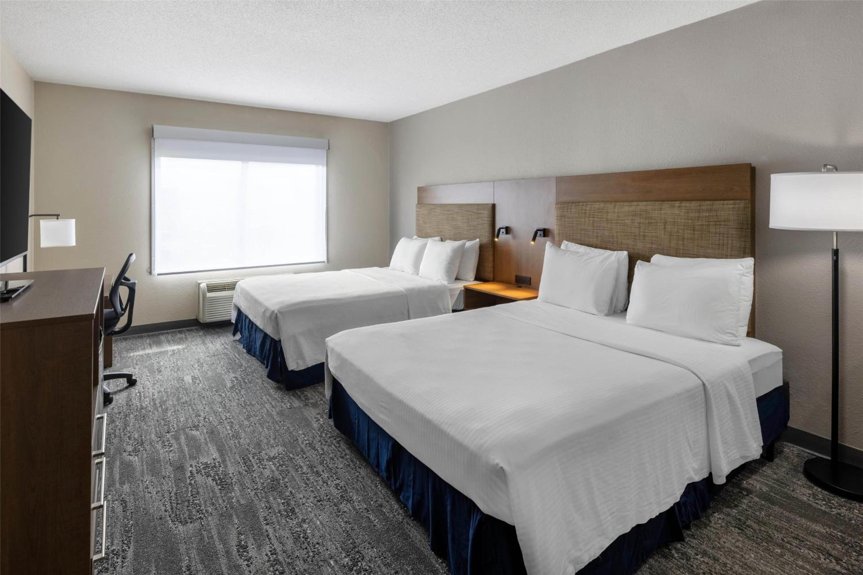 Queen Room with Two Queen Beds and Sofa Bed photo 1