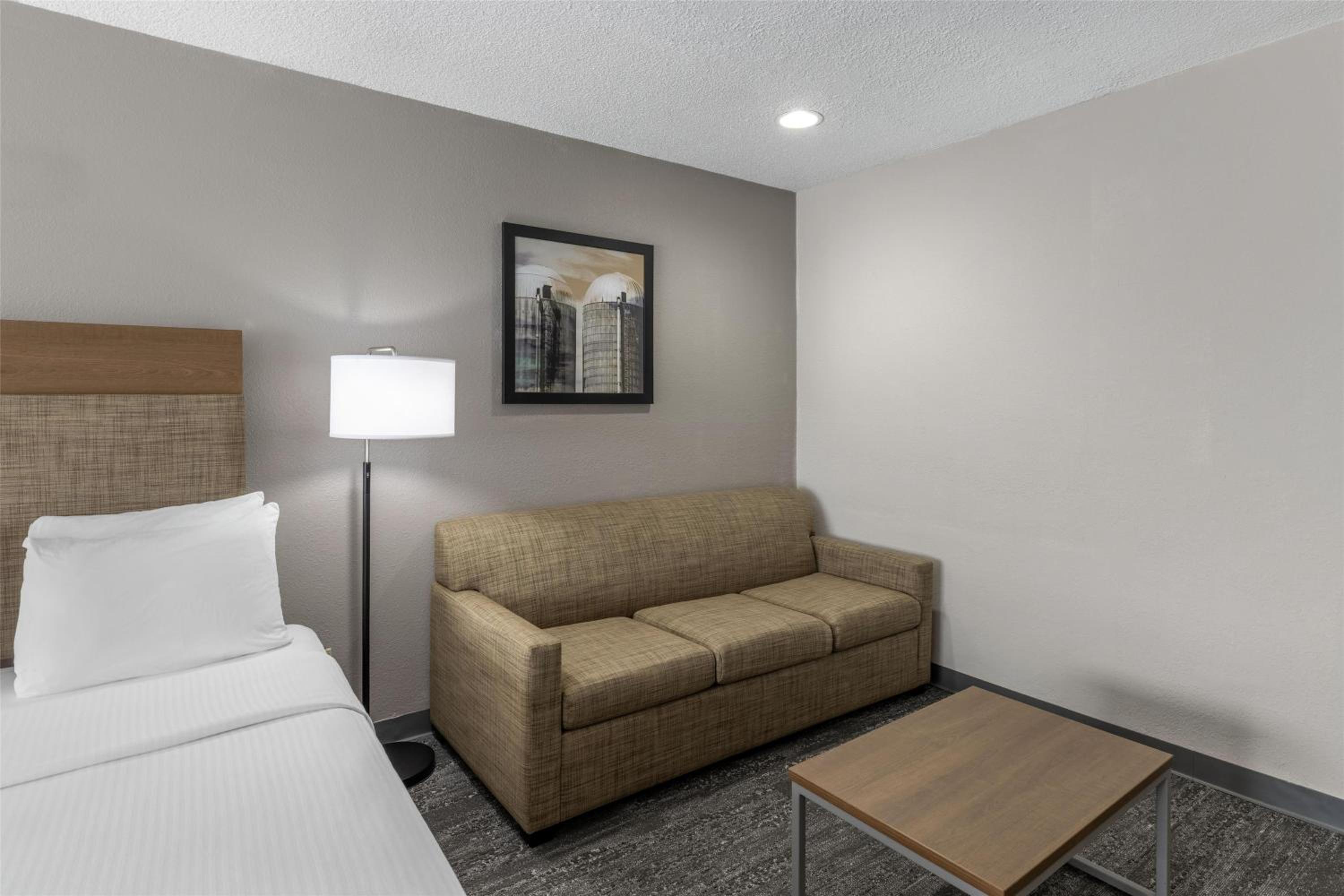 Queen Room with Two Queen Beds and Sofa Bed photo 2