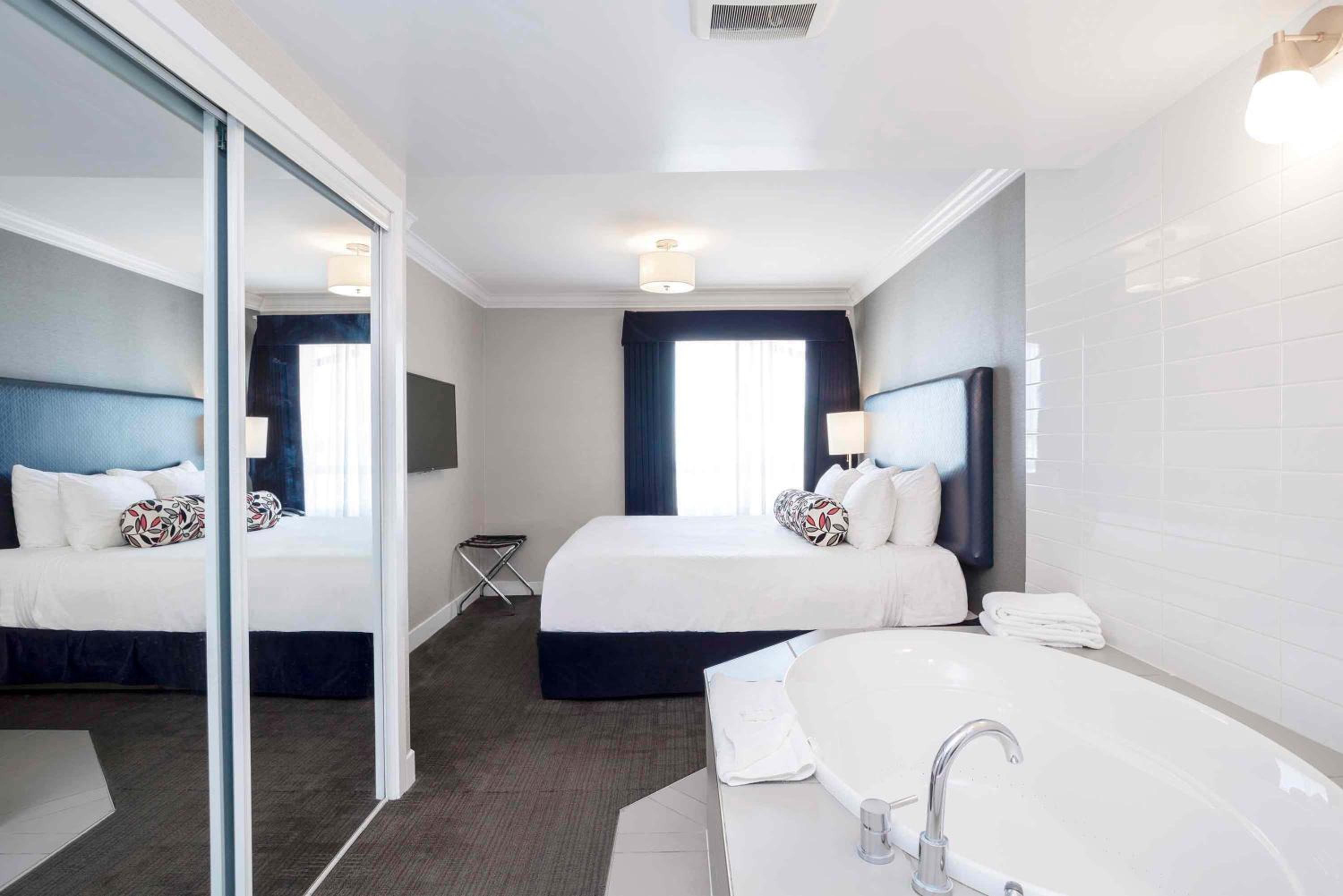 Jacuzzi Suite, 1 King Bed, Kitchen - Photo 3